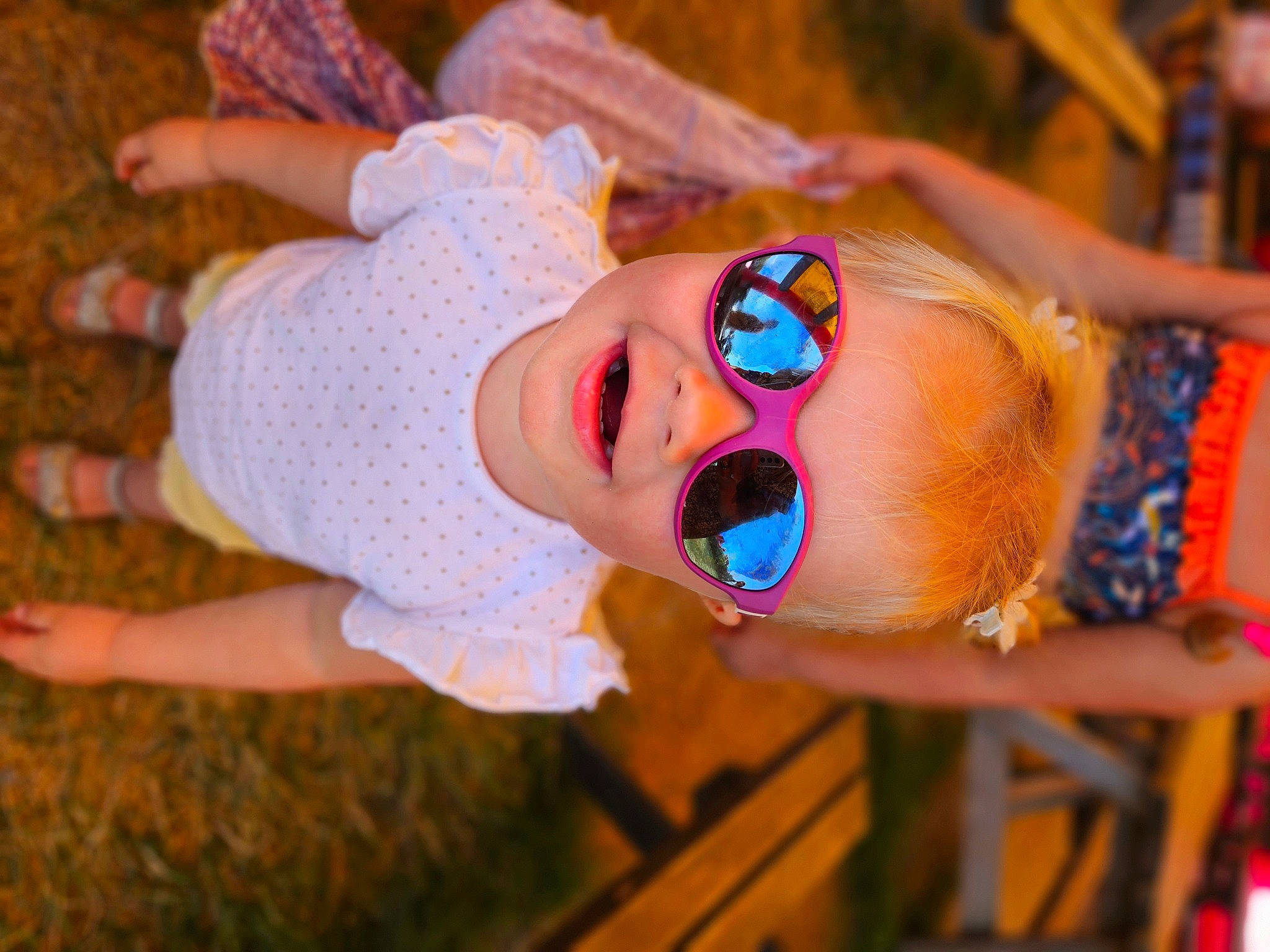 Laly a rejoint le concours — aidez-le/la à gagner de superbes lots ! baby, baby_toddler_clothing, child, entertainment, event, eyelash, eyewear, fun, goggles, grass, happy, hat, leisure, performance, performing_arts, person, pink, smile, sunglasses, toddler