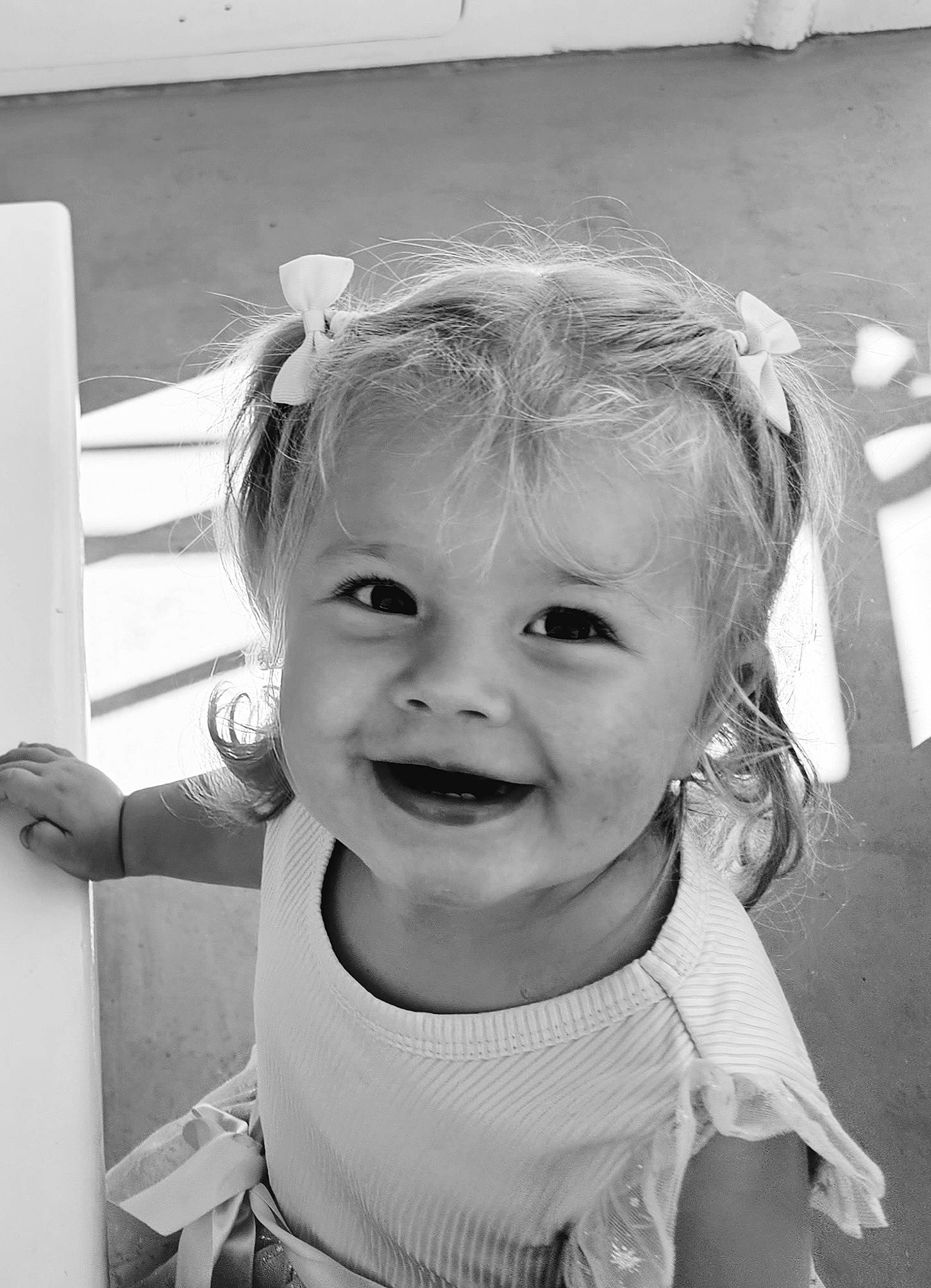 Laly a rejoint le concours — aidez-le/la à gagner de superbes lots ! arm, black_and_white, cheek, chin, eye, eyebrow, eyelash, happy, head, human_body, iris, jaw, lip, mouth, nose, person, photograph, skin, sleeve, smile