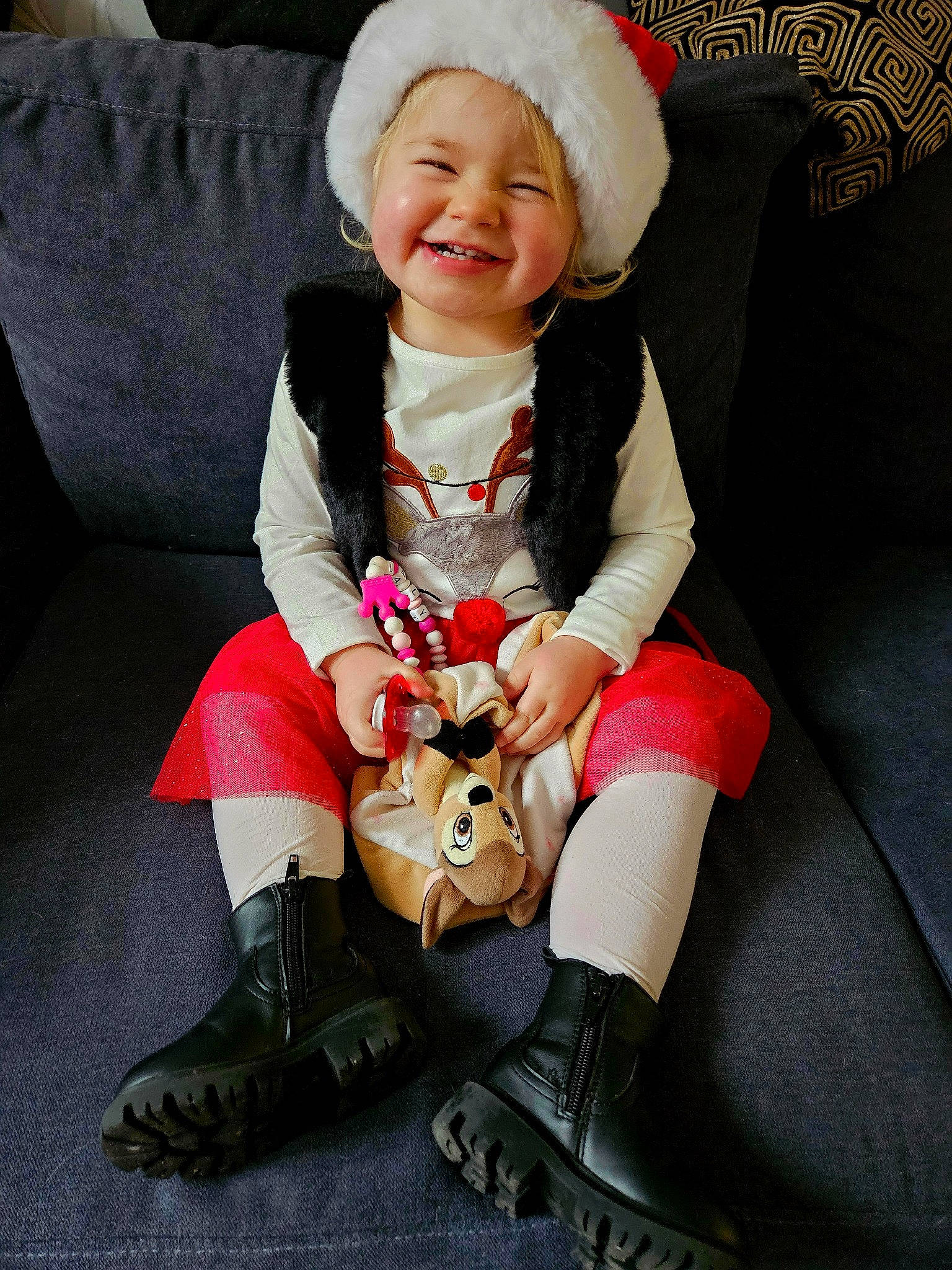 Laly a rejoint le concours — aidez-le/la à gagner de superbes lots ! baby, baby_toddler_clothing, comfort, event, eye, happy, head, headwear, human_body, human_leg, joy, knee, lap, leg, person, shoe, skin, sleeve, smile, sock