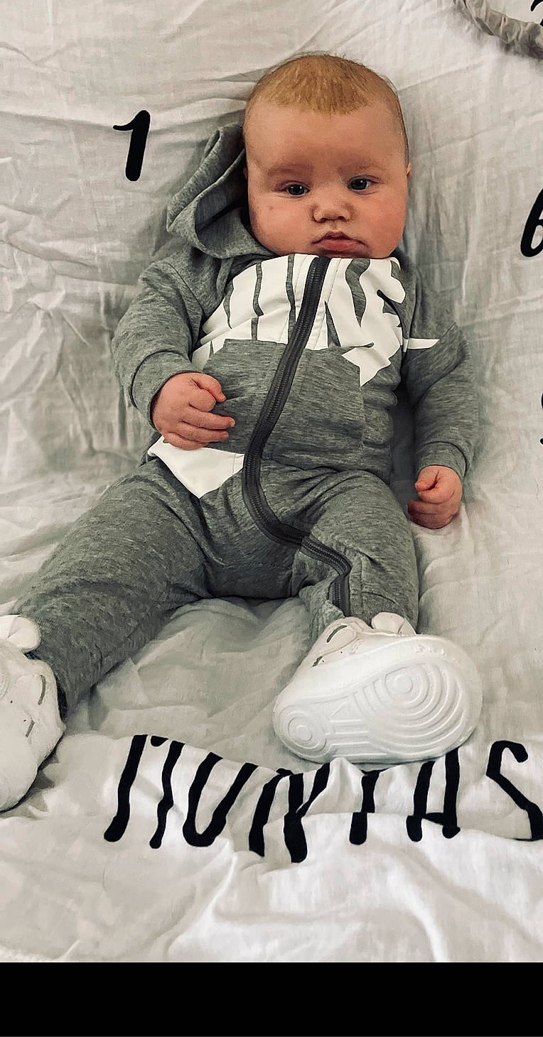 Barren is registered to the contest to win money with this photo: arm, baby, baby_toddler_clothing, cheek, child, comfort, cool, facial_expression, finger, hairstyle, happy, leg, mouth, person, photograph, sitting, sleeve, t_shirt, textile, toddler