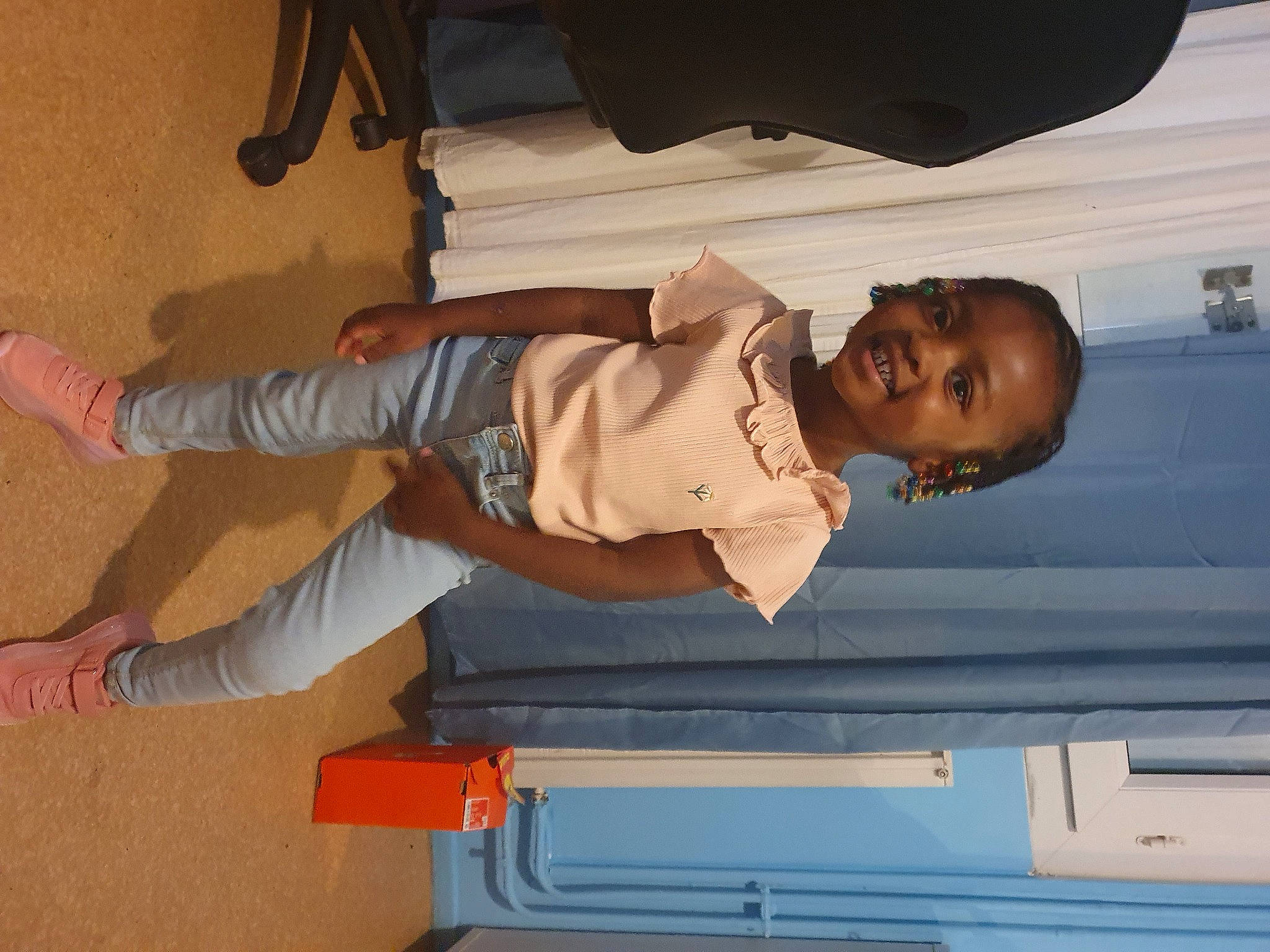 Mariam participe au concours pour gagner de l'argent avec cette photo : baby, baby_toddler_clothing, child, comfort, elbow, flooring, fun, hardwood, human_leg, joy, knee, person, room, sitting, sleeve, smile, t_shirt, thigh, toddler, varnish