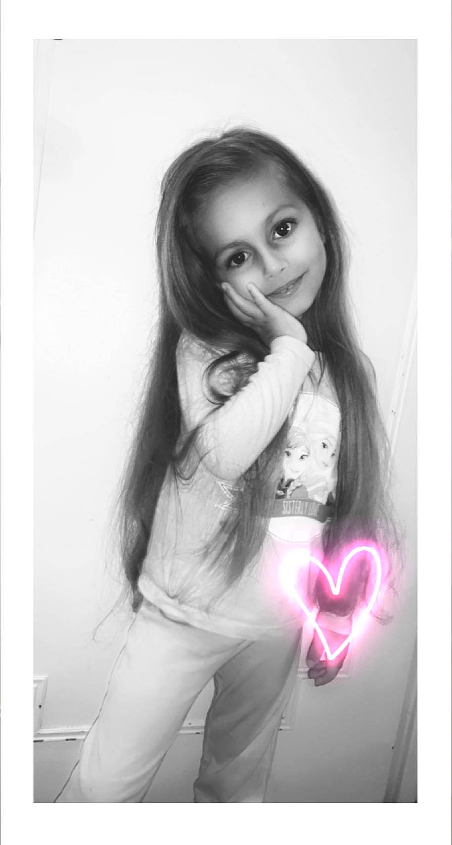 Andreïa a rejoint le concours — aidez-le/la à gagner de superbes lots ! black_and_white, black_hair, child, eyebrow, eyelash, face, flash_photography, gesture, hair, hairstyle, happy, joy, lip, long_hair, monochrome, monochrome_photography, person, picture_frame, standing, street_fashion