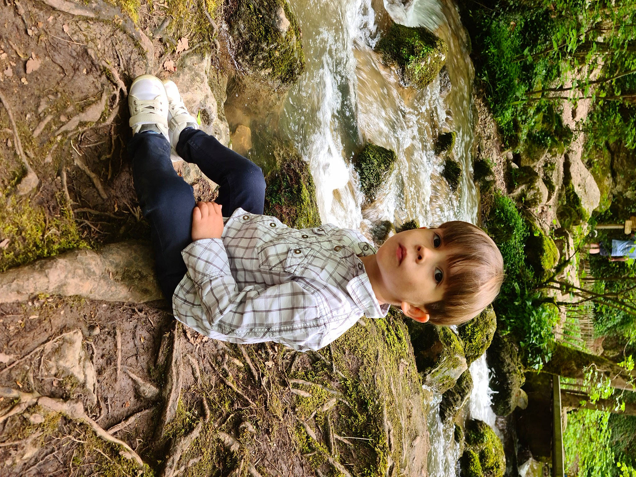 Lorenzo participe au concours pour gagner de l'argent avec cette photo : adventure, bedrock, branch, forest, fun, grass, grass_family, happy, leisure, nature, people_in_nature, person, plant, recreation, spring, toddler, tree, trunk, waterfall, wilderness