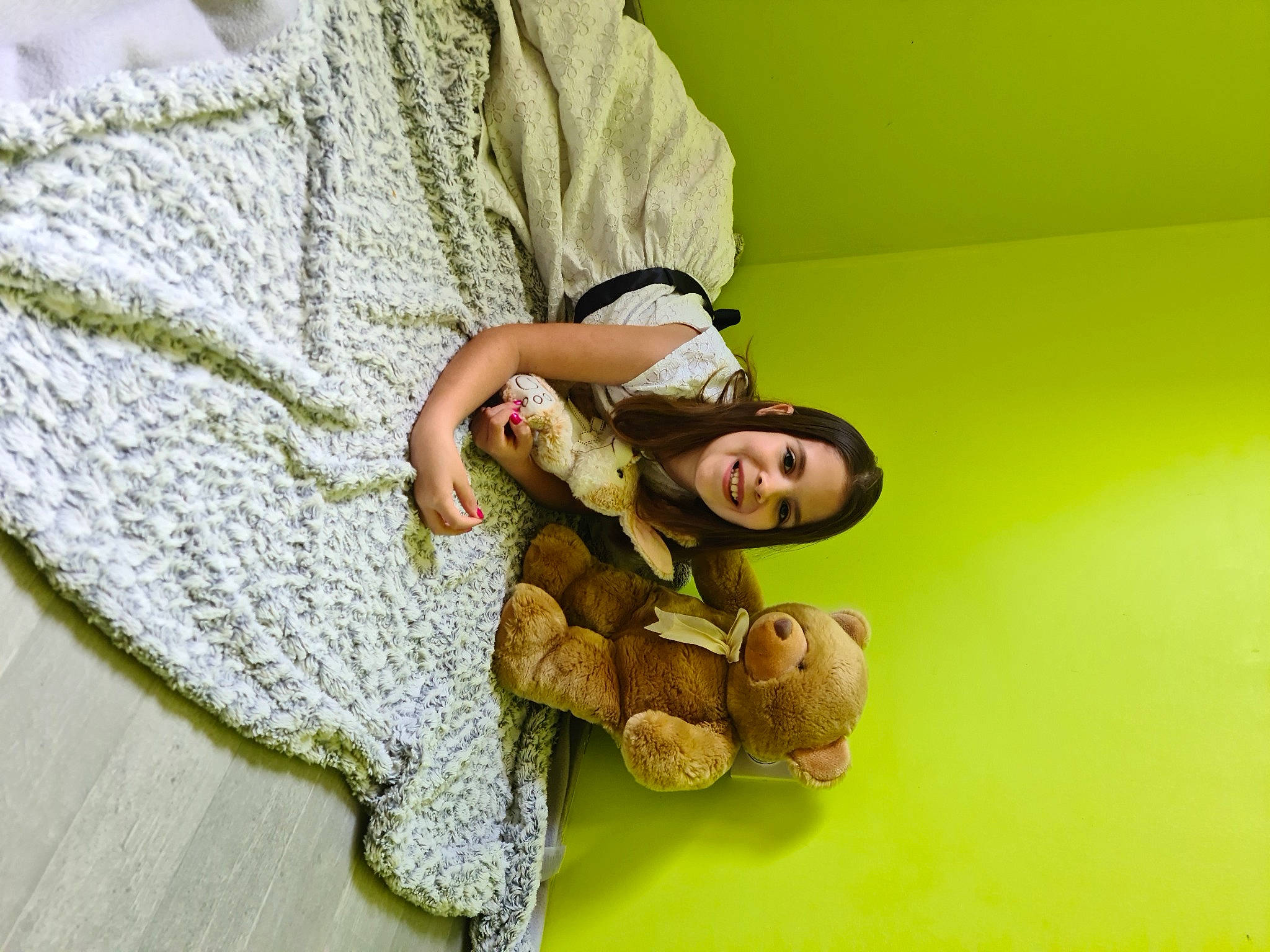 Kandyce a rejoint le concours — aidez-le/la à gagner de superbes lots ! arm, child, comfort, elbow, fashion_accessory, flooring, fur, gesture, hand, happy, headgear, human_body, joy, knee, linens, pattern, person, sitting, sleeve, toddler