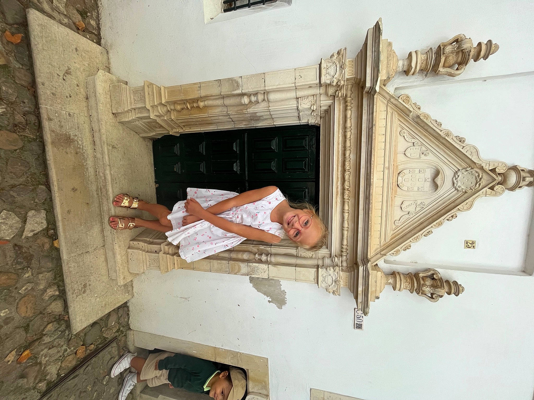 Ilana participe au concours pour gagner de l'argent avec cette photo : building, comfort, concrete, dress, headwear, house, human_leg, joy, person, plaster, rectangle, room, wood