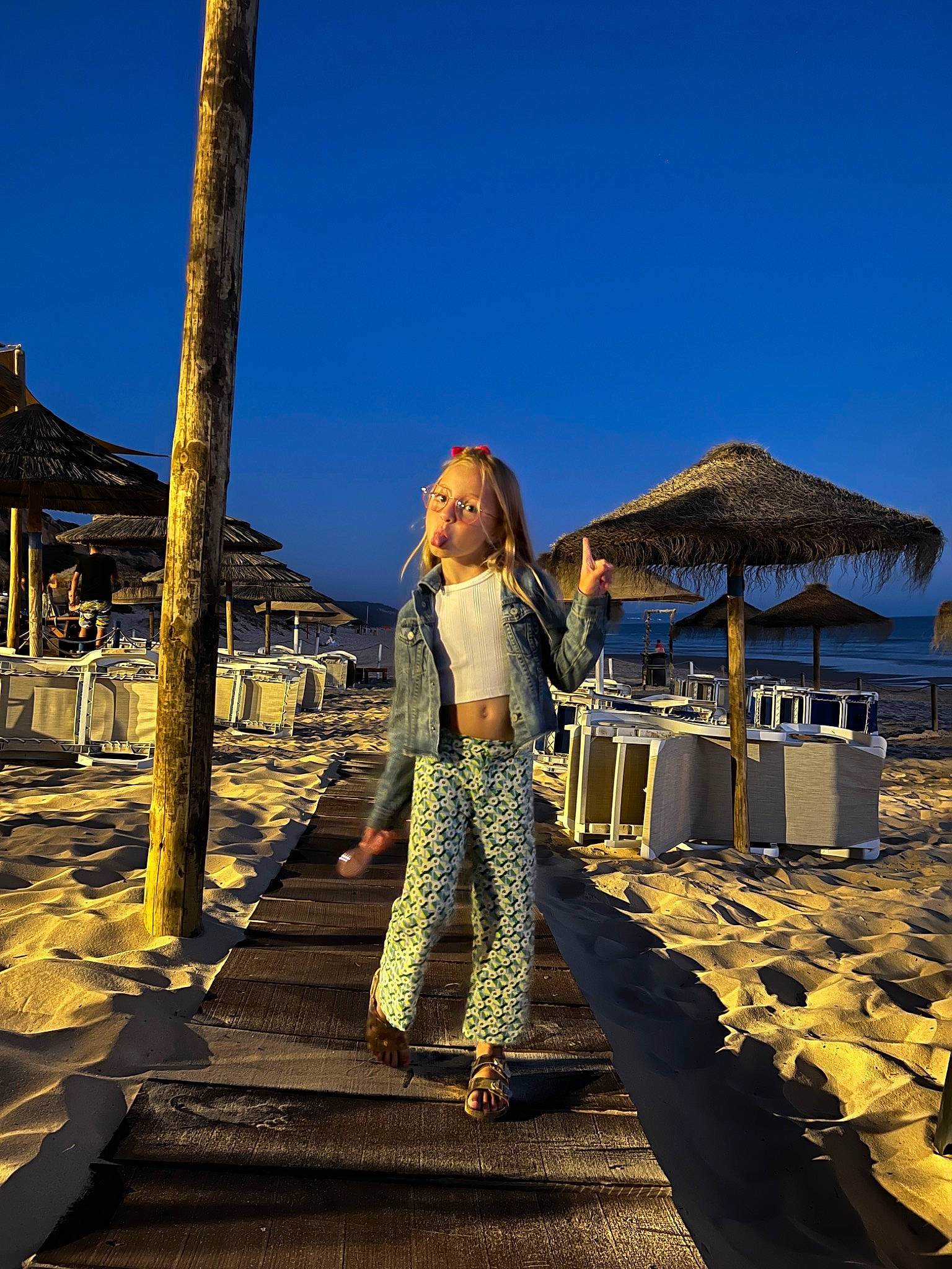 Ilana participe au concours pour gagner de l'argent avec cette photo : boardwalk, city, denim, fun, horizon, landscape, leisure, pedestrian, people_in_nature, person, roof, shade, shadow, sky, sunglasses, tints_and_shades, tourism, travel, walkway, winter