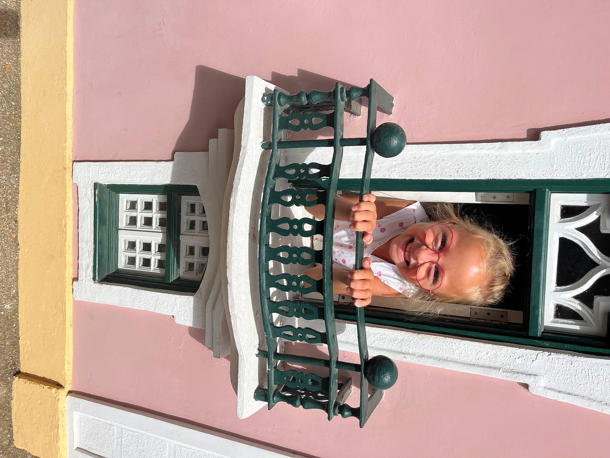 Ilana a rejoint le concours — aidez-le/la à gagner de superbes lots ! art, audio_equipment, building, composite_material, electronic_device, electronics, engineering, eyewear, joy, machine, office_equipment, person, rectangle, room, smile, wrist