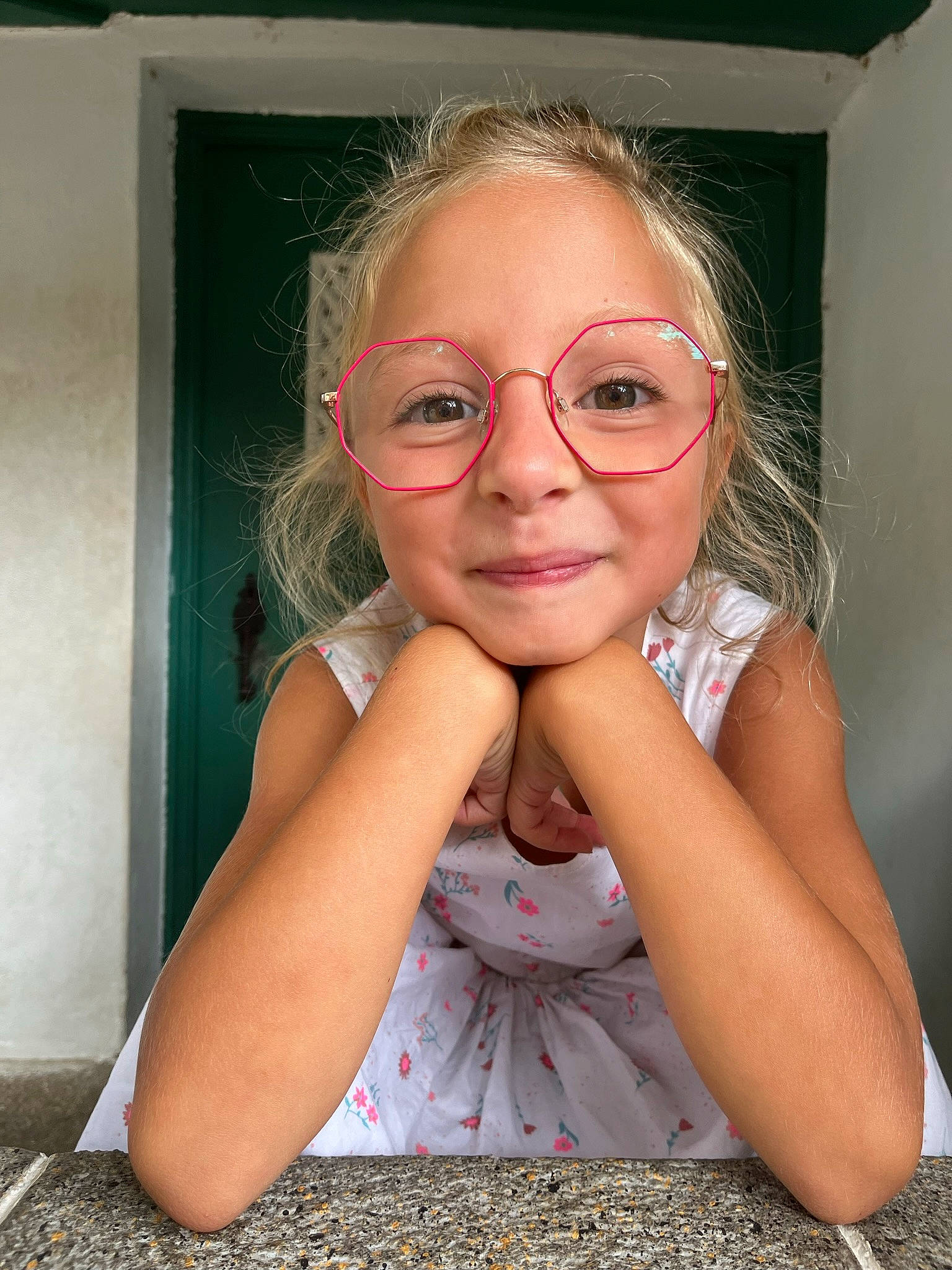 Ilana a rejoint le concours — aidez-le/la à gagner de superbes lots ! cheek, child, chin, eyewear, face, facial_expression, flash_photography, fun, gesture, glasses, hand, happy, iris, joy, lip, nose, person, skin, smile, standing