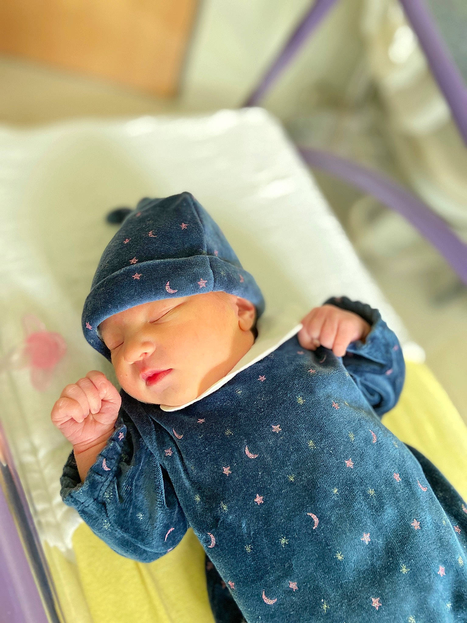 Eden participe au concours pour gagner de l'argent avec cette photo : automotive_design, baby, baby_products, baby_toddler_clothing, baseball_cap, cap, child, comfort, denim, electric_blue, fashion_accessory, headwear, pattern, person, plaid, room, sitting, sleeve, street_fashion, t_shirt