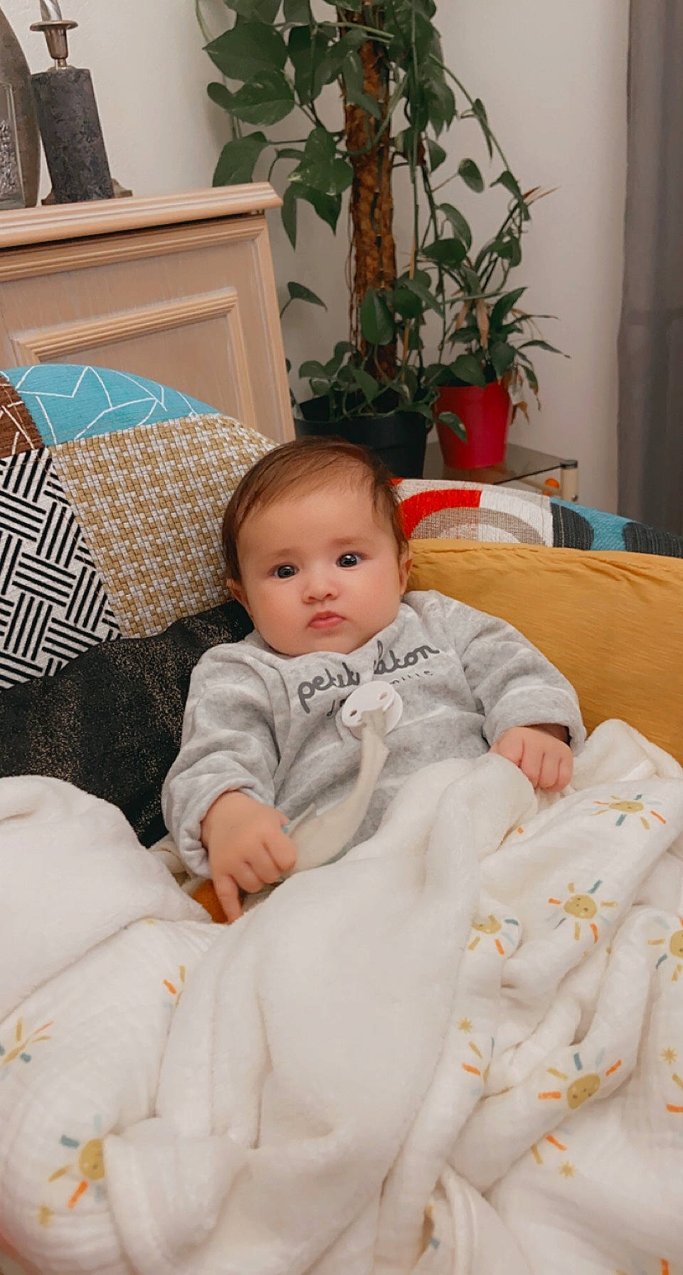 Eden a rejoint le concours — aidez-le/la à gagner de superbes lots ! baby, baby_products, baby_toddler_clothing, bed_sheet, bedding, cheek, child, comfort, couch, flooring, flowerpot, fur, houseplant, linens, living_room, person, plant, room, sitting, skin