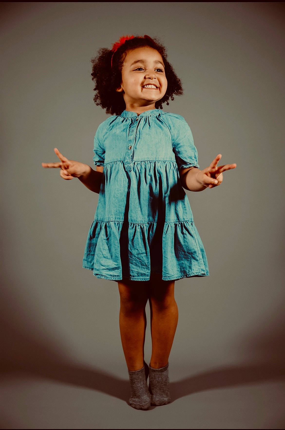 Noor a rejoint le concours — aidez-le/la à gagner de superbes lots ! day_dress, dress, entertainment, eye, face, fashion_design, flash_photography, gesture, hair, happy, head, human_body, joy, leg, one_piece_garment, performing_arts, person, shoulder, sleeve, smile