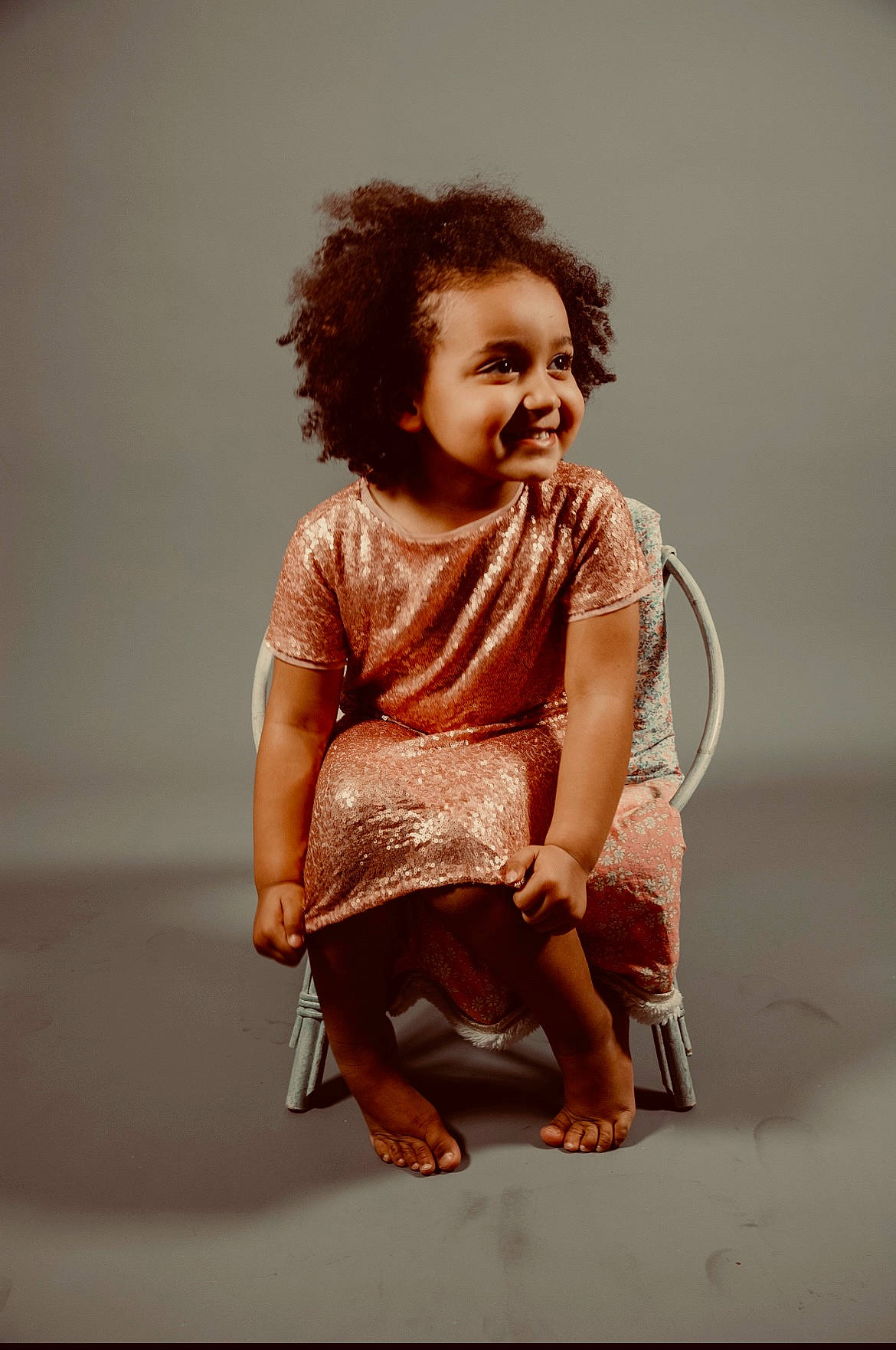 Noor a rejoint le concours — aidez-le/la à gagner de superbes lots ! barefoot, child, face, fashion_design, flash_photography, fun, hair, happy, human_leg, joy, neck, person, shorts, shoulder, sitting, skin, sleeve, smile, t_shirt, toddler