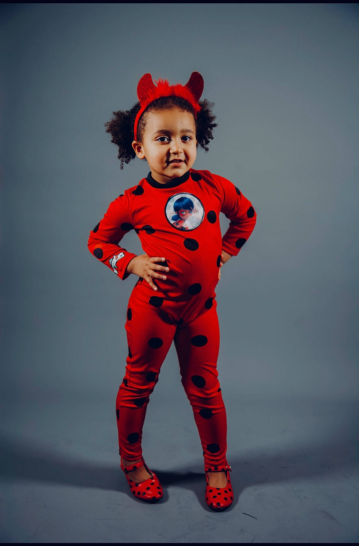 Noor a rejoint le concours — aidez-le/la à gagner de superbes lots ! arm, baby_toddler_clothing, carmine, child, costume, costume_hat, electric_blue, fashion_design, fictional_character, fun, happy, human_body, knee, magenta, outerwear, pattern, performing_arts, person, sleeve, t_shirt