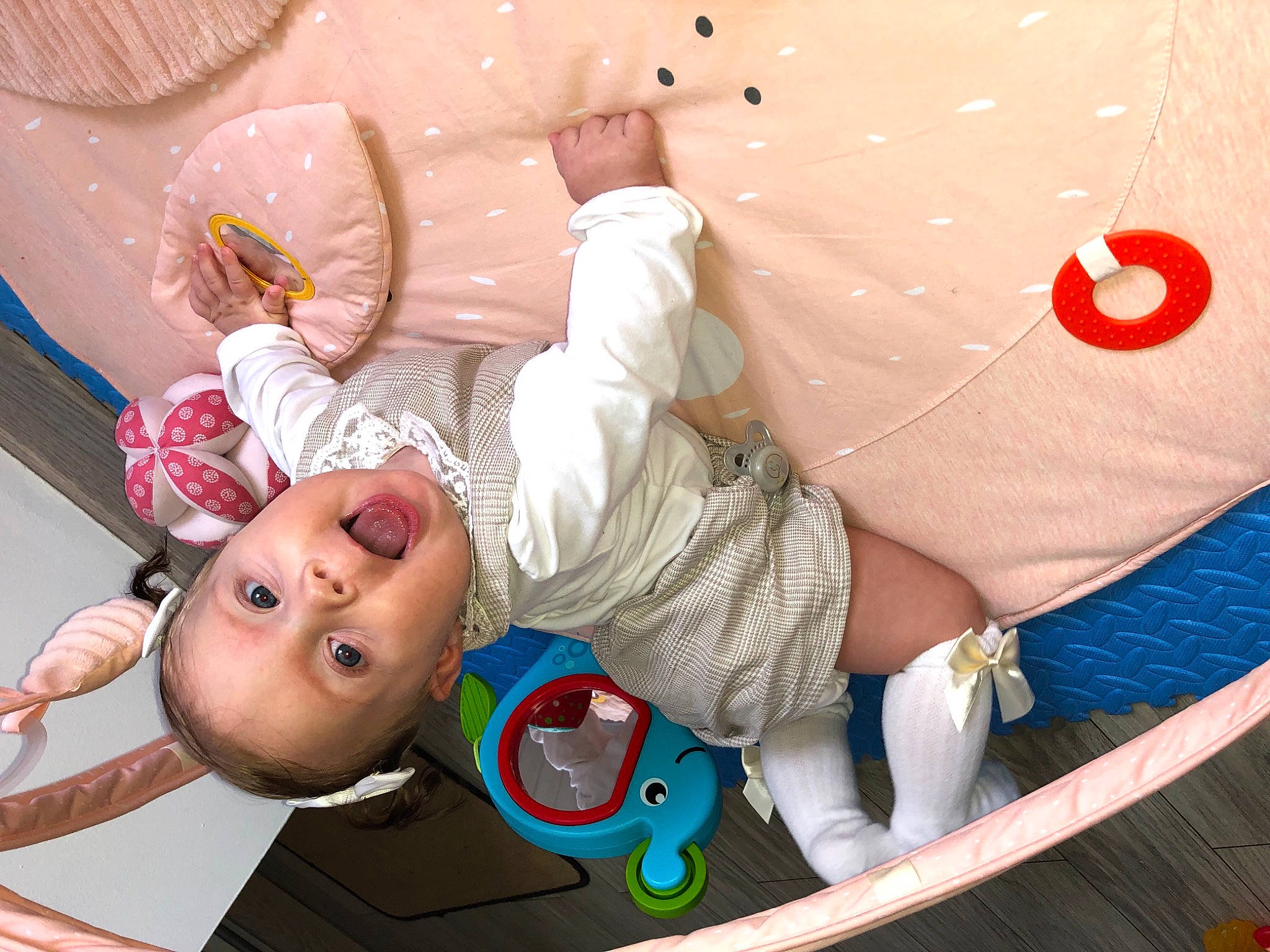 Talia a rejoint le concours — aidez-le/la à gagner de superbes lots ! baby, baby_products, baby_safety, baby_toddler_clothing, child, comfort, foot, fun, happy, human_leg, leisure, linens, mouth, pattern, people, person, play, room, service, surprise