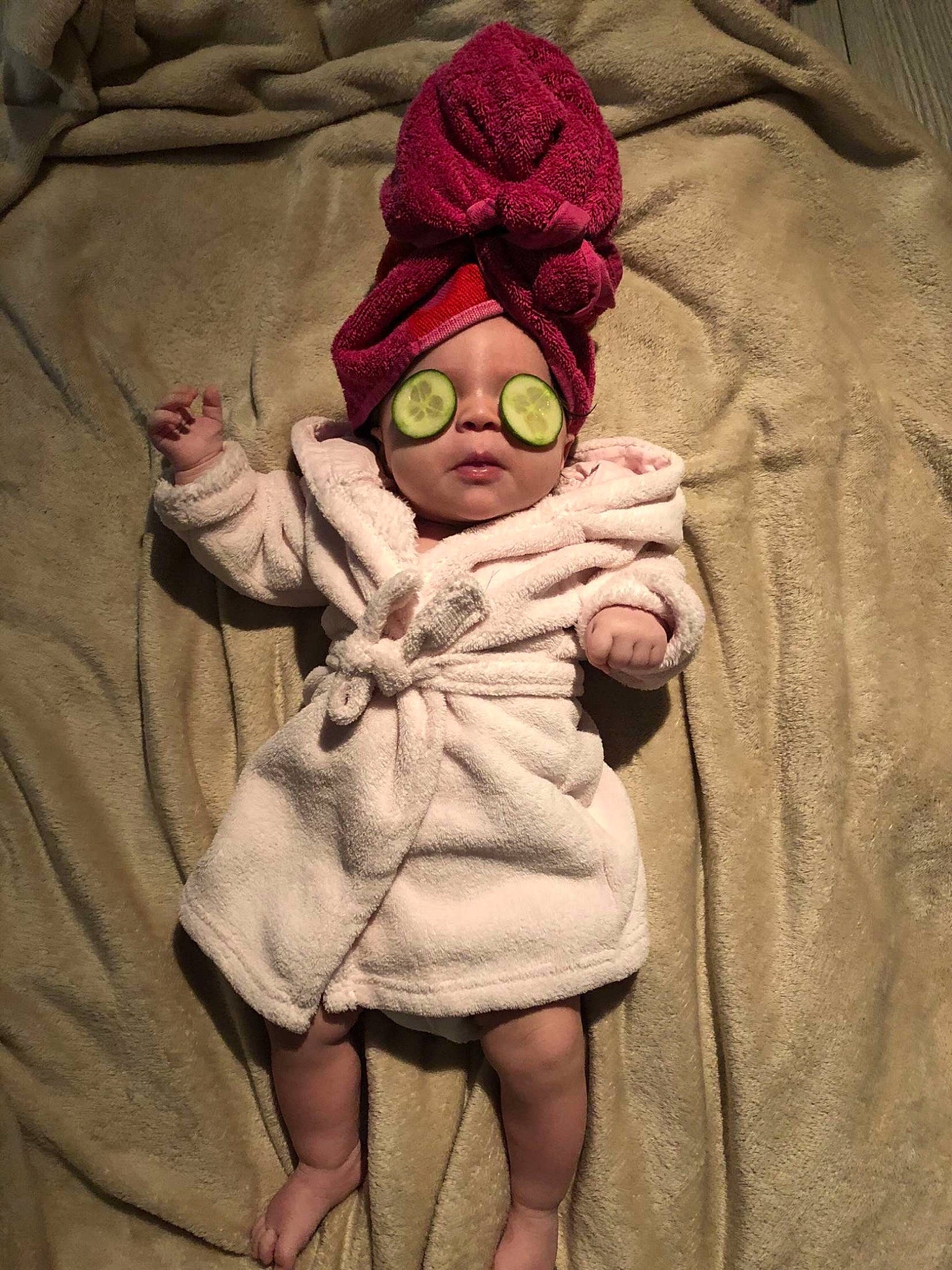 Talia participe au concours pour gagner de l'argent avec cette photo : arm, art, baby_toddler_clothing, costume_hat, doll, fur_clothing, gesture, glasses, hat, head, headgear, headwear, human_body, leg, linens, outerwear, person, sleeve, stuffed_toy, sunglasses