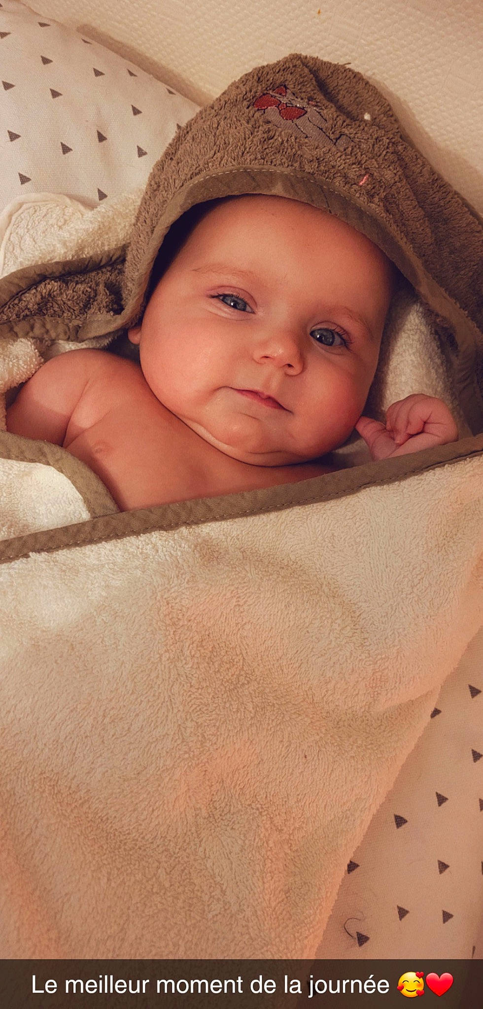 Louanna a rejoint le concours — aidez-le/la à gagner de superbes lots ! baby, beauty, beige, cap, cheek, child, chin, comfort, eye, eyebrow, face, facial_expression, headgear, headwear, iris, lip, nose, organ, person, skin