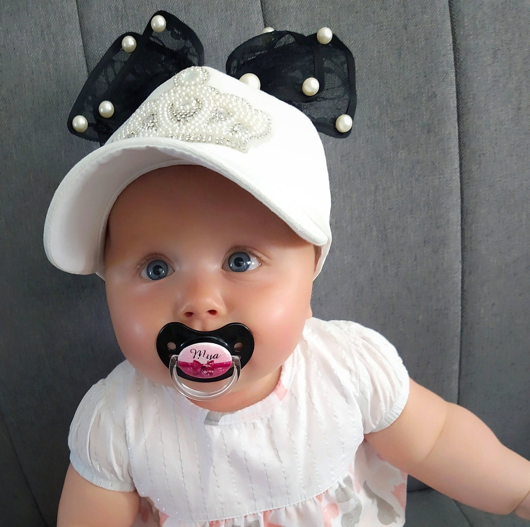 Mya participe au concours pour gagner de l'argent avec cette photo : baby, baby_toddler_clothing, cap, child, costume_accessory, fashion_accessory, hat, headgear, headwear, mouth, person, toddler