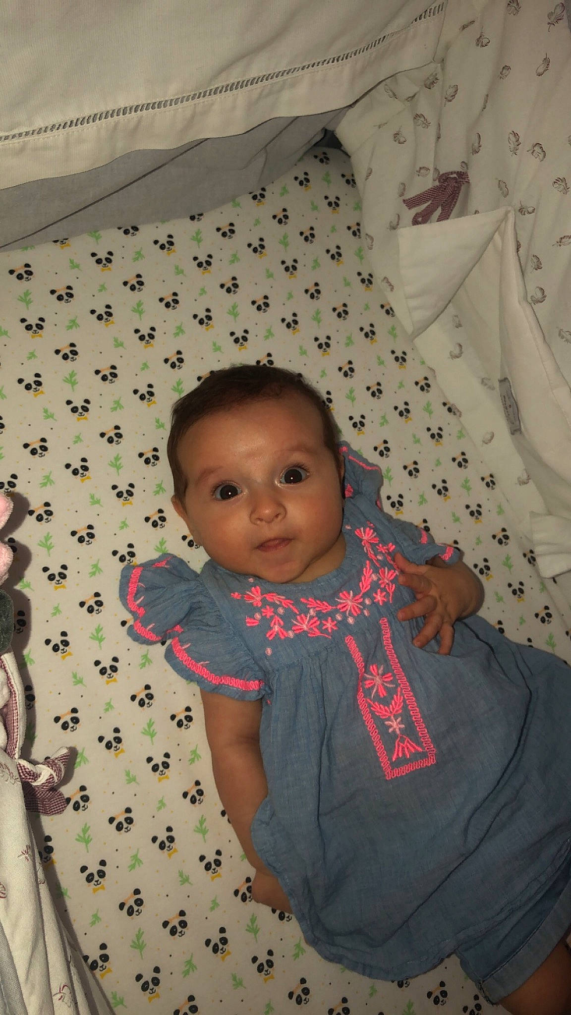 Lisa a rejoint le concours — aidez-le/la à gagner de superbes lots ! abdomen, baby, baby_products, baby_toddler_clothing, bedding, cheek, child, comfort, flooring, fun, happy, linens, pattern, person, room, sitting, sleeve, t_shirt, textile, toddler