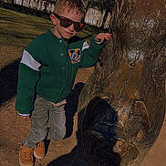 Théliau participe au concours pour gagner de l'argent avec cette photo : boar, boots, boy, casual_clothing, child, daytime, jacket, jeans, mickey_mouse, nature, outdoor, park, person, playful, sculpture, shadow, statue, sunglasses, sunlight, trees