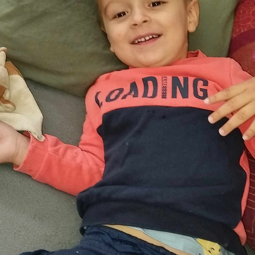 Gabryel participe au concours pour gagner de l'argent avec cette photo : accessories, baby, bodypart, clothing, couch, cushion, face, finger, furniture, hand, head, homedecor, indoors, jeans, pants, person, photography, portrait, shorts, t_shirt