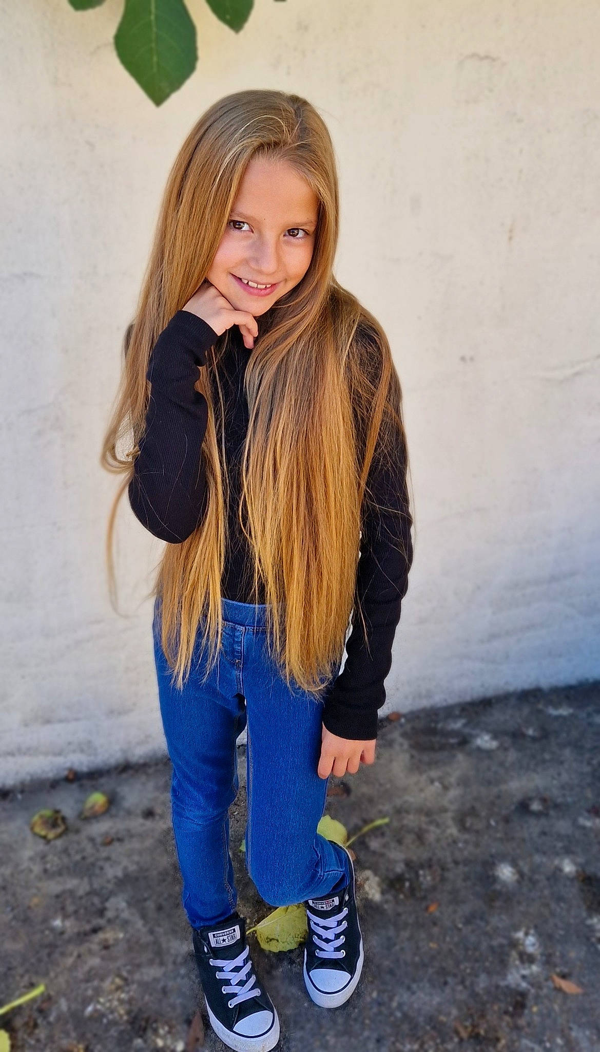 Eva a rejoint le concours — aidez-le/la à gagner de superbes lots ! black_hair, clothing, cool, denim, flash_photography, footwear, hair, happy, joint, joy, knee, lip, neck, outerwear, person, shoulder, sleeve, smile, standing, textile