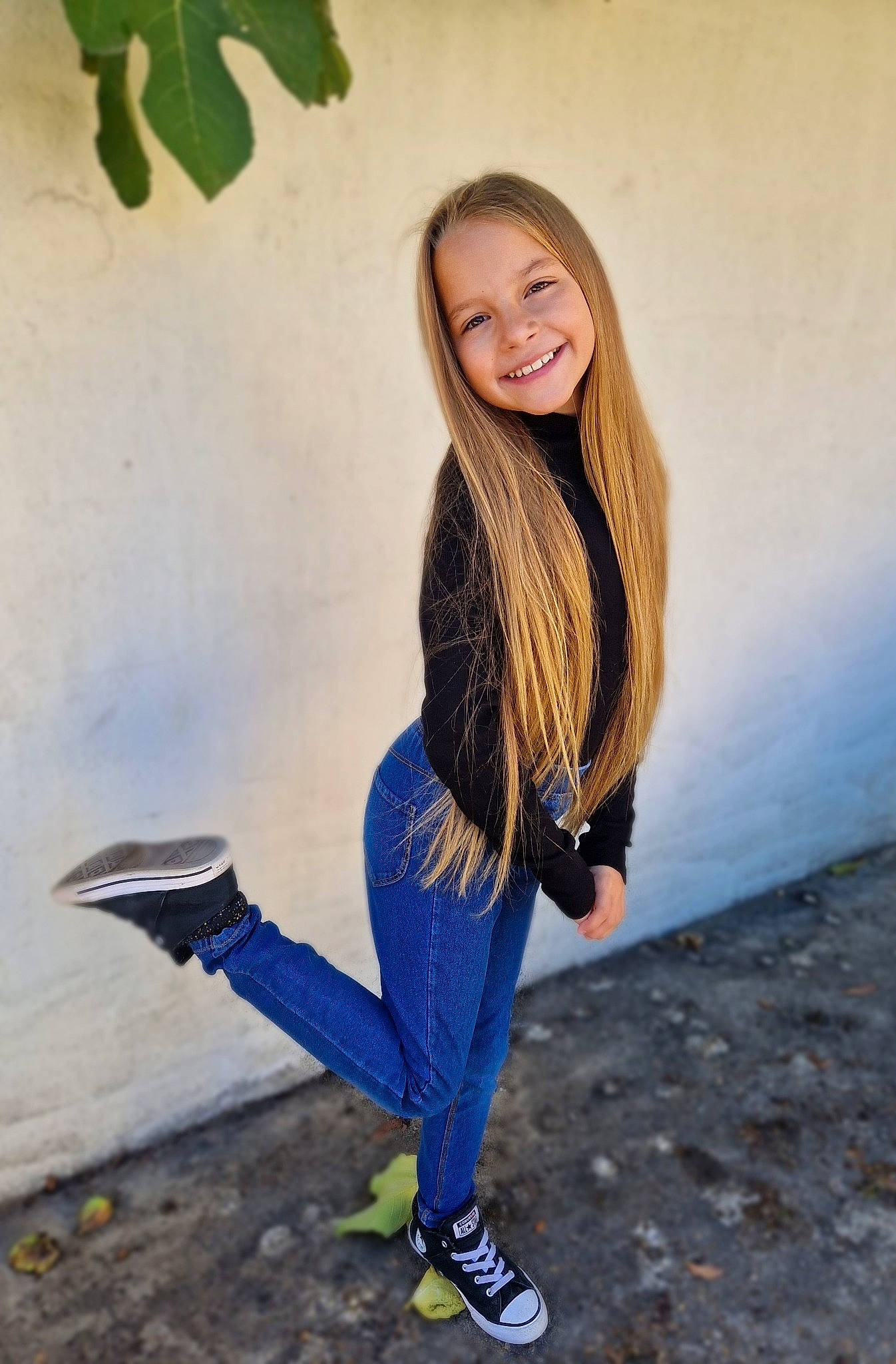 Eva participe au concours pour gagner de l'argent avec cette photo : arm, black_hair, cool, denim, electric_blue, flash_photography, fun, grass, hairstyle, happy, joy, knee, leisure, person, smile, sportswear, standing, t_shirt, thigh, waist