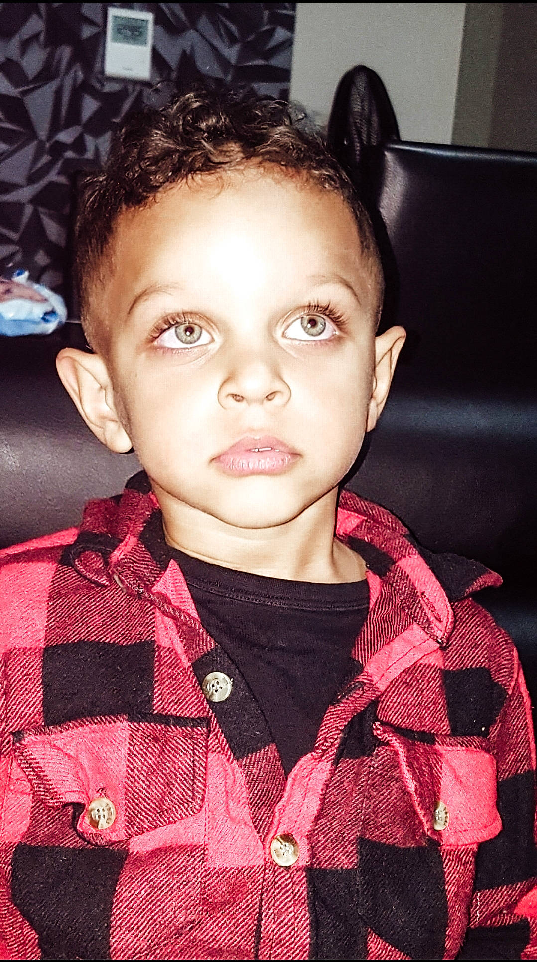 Kayron participe au concours pour gagner de l'argent avec cette photo : cheek, chin, collar, ear, eye, eyebrow, eyelash, flash_photography, forehead, hair, hairstyle, head, iris, jaw, lip, mouth, neck, nose, person, skin