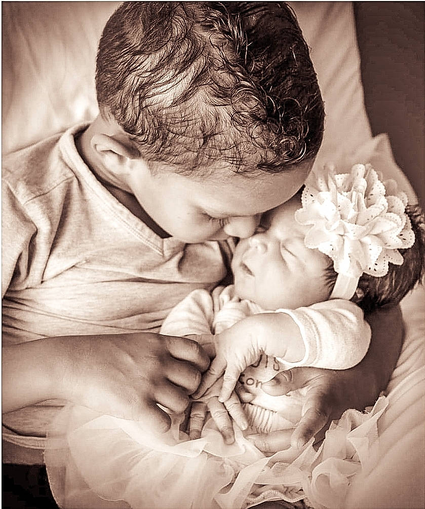 Kayron participe au concours pour gagner de l'argent avec cette photo : baby, baby_sleeping, baby_toddler_clothing, child, comfort, flash_photography, fun, gesture, happy, hug, monochrome, monochrome_photography, people_in_nature, person, photograph, picture_frame, playing_with_kids, sitting, snapshot, stock_photography