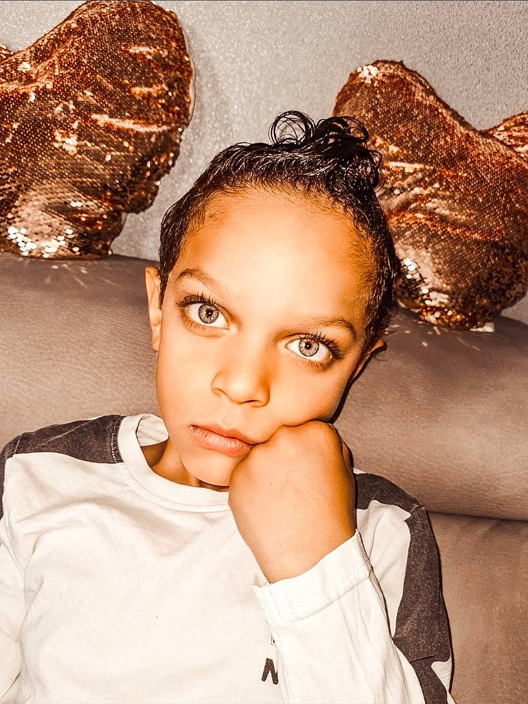 Kayron a rejoint le concours — aidez-le/la à gagner de superbes lots ! black_hair, brown_hair, comfort, cool, ear, eyebrow, eyelash, fashion_accessory, fashion_design, flash_photography, gesture, hair_accessory, hairstyle, happy, headpiece, human, lip, long_hair, makeover, person