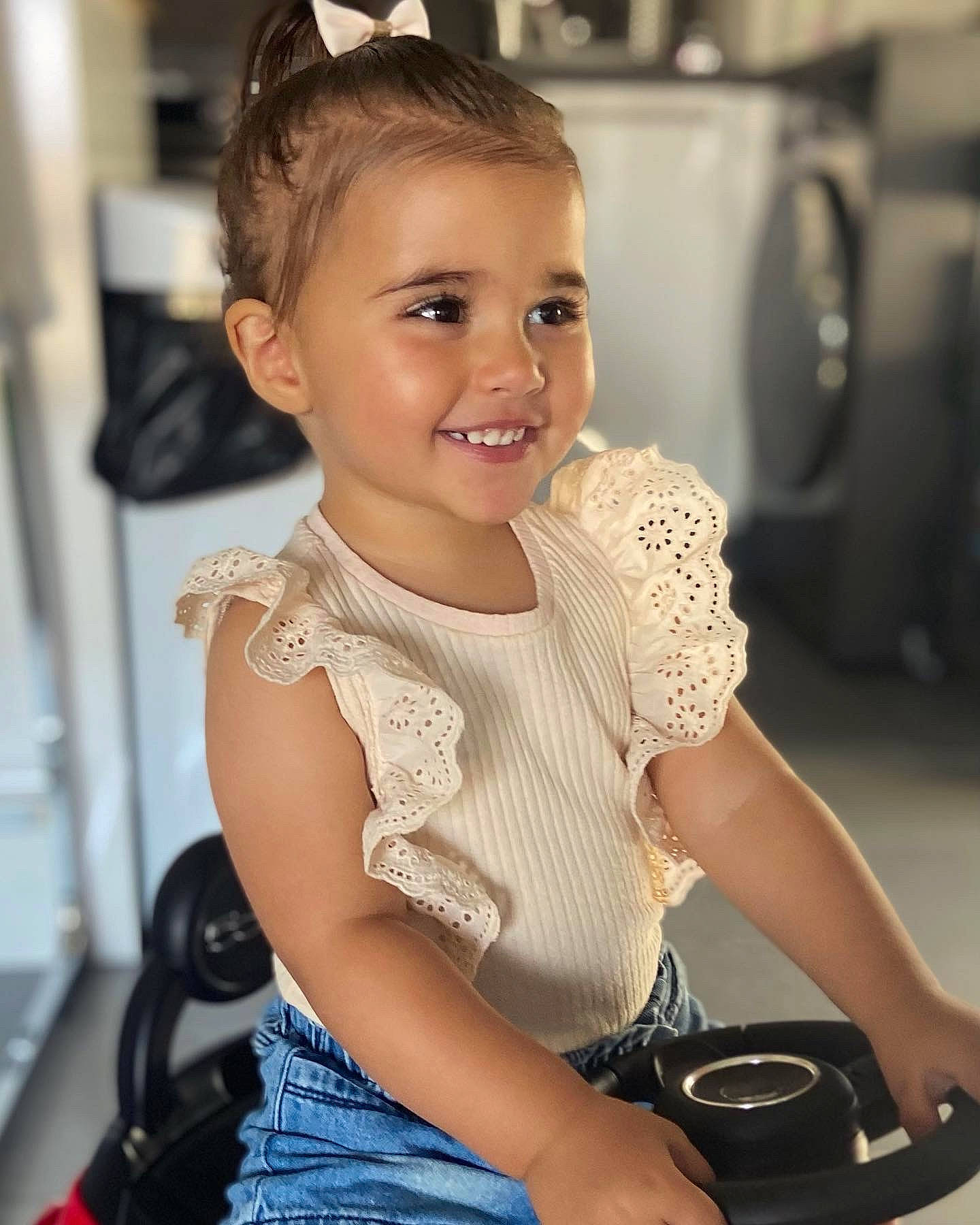 Ilyana participe au concours pour gagner de l'argent avec cette photo : arm, cool, elbow, flash_photography, hairstyle, happy, jeans, joy, muscle, neck, person, photograph, shorts, skin, sleeve, smile, snapshot, t_shirt, thigh, toddler