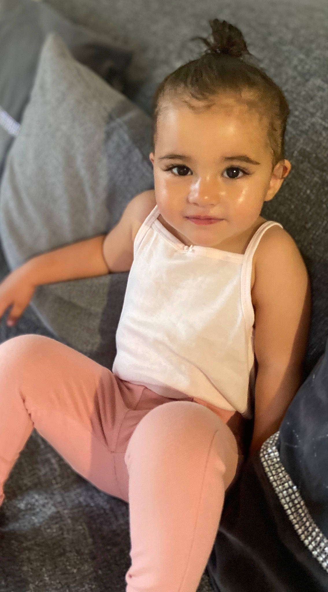 Ilyana participe au concours pour gagner de l'argent avec cette photo : comfort, face, finger, flash_photography, human_body, joint, knee, leg, lip, mouth, muscle, neck, person, shorts, shoulder, skin, smile, standing, stomach, thigh