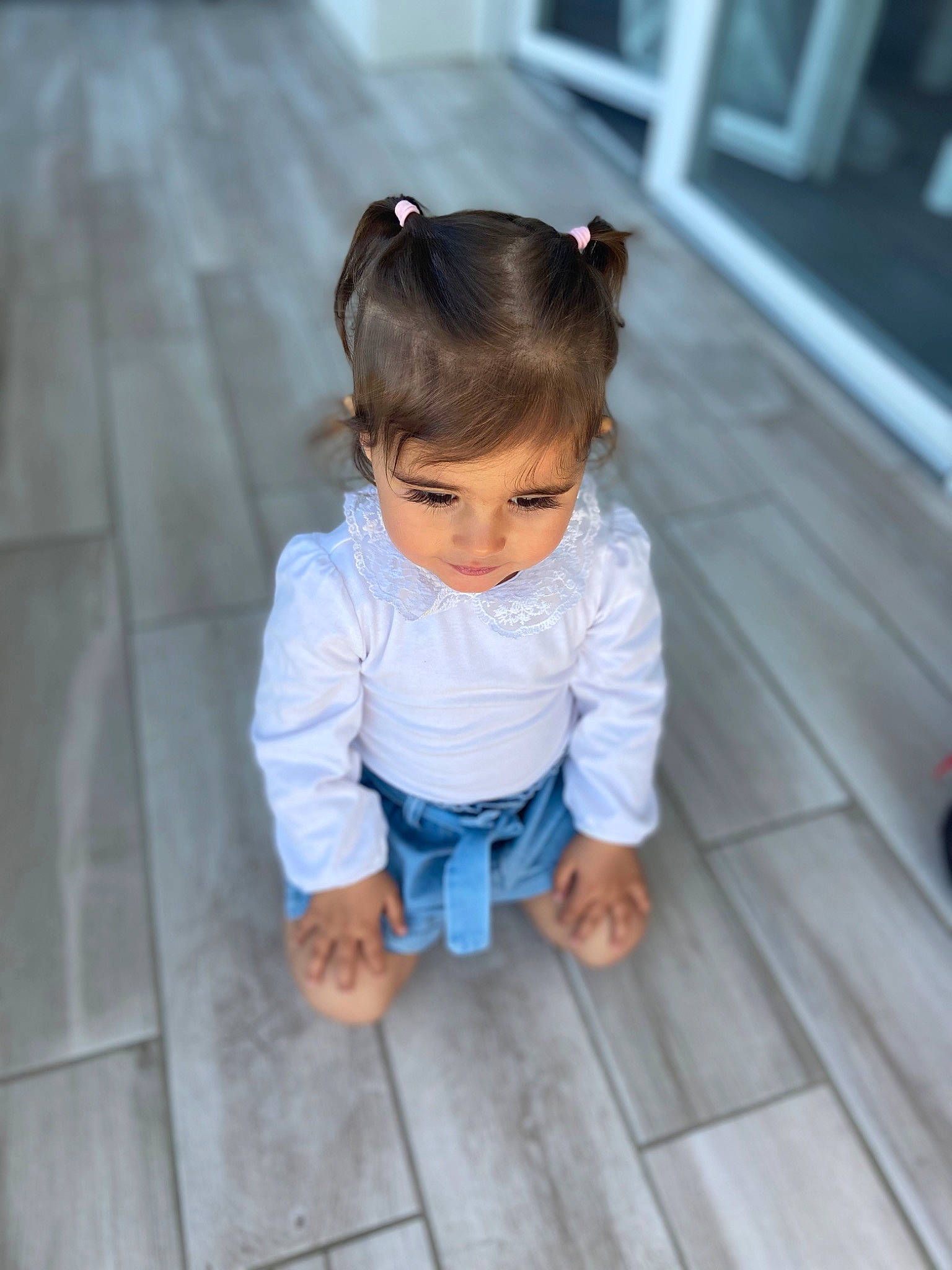 Ilyana a rejoint le concours — aidez-le/la à gagner de superbes lots ! baby, baby_toddler_clothing, cheek, child, chin, dress, electric_blue, eye, floor, flooring, foot, fun, happy, hardwood, iris, person, sitting, skin, sleeve, toddler