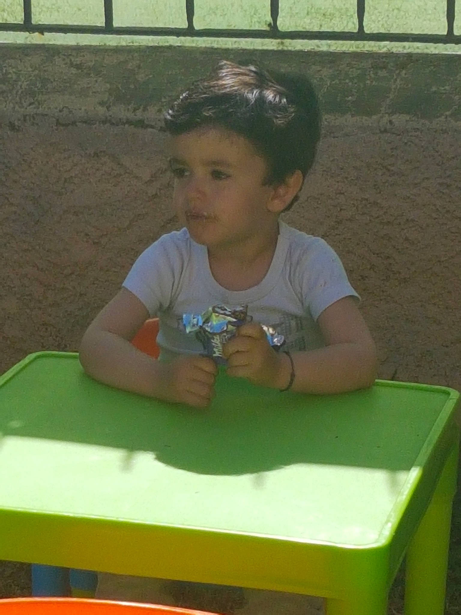 Gennaro participe au concours pour gagner de l'argent avec cette photo : child, green, person, play, table, toddler