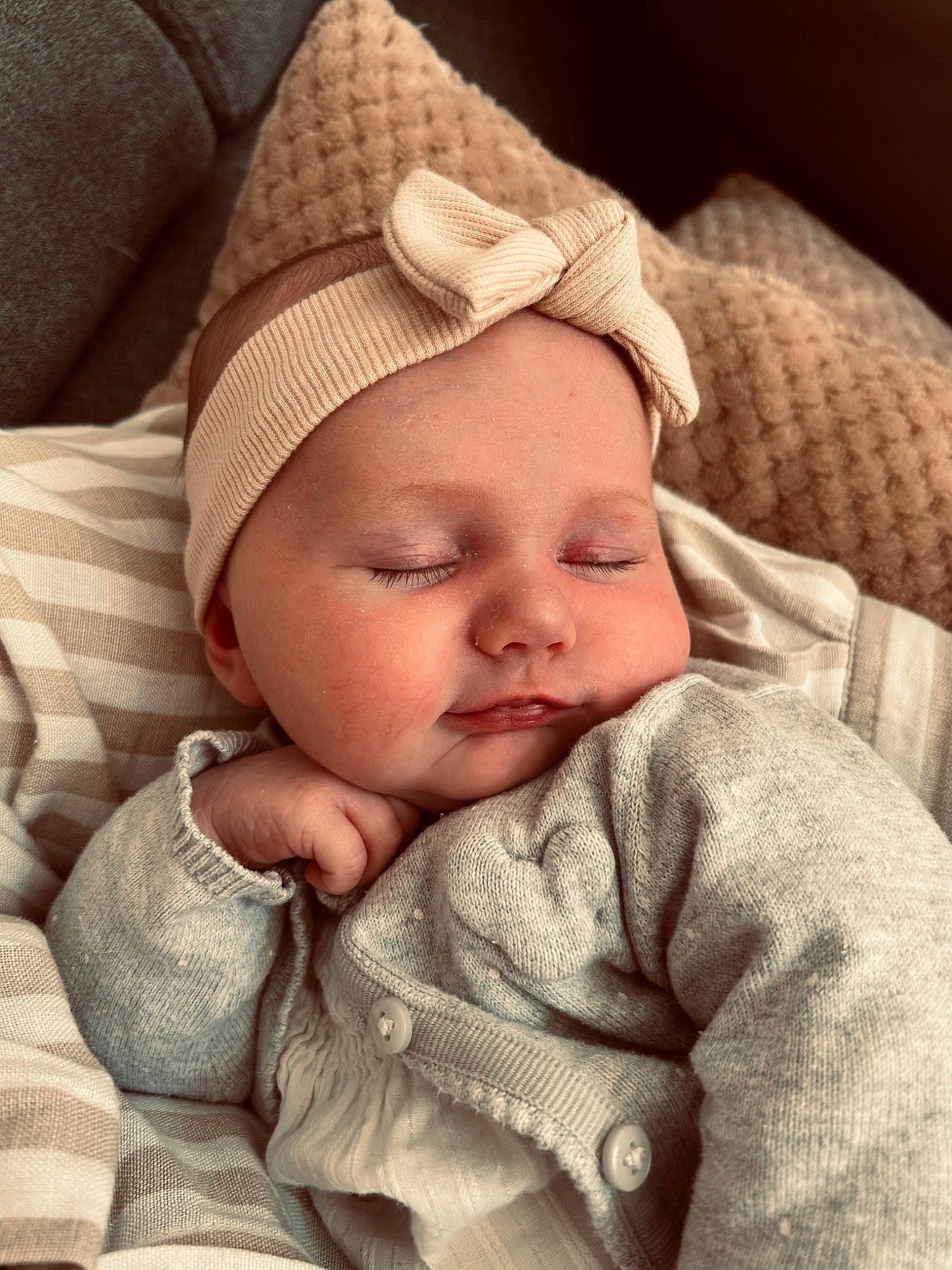 Leya a rejoint le concours — aidez-le/la à gagner de superbes lots ! baby, baby_sleeping, baby_toddler_clothing, bedding, bedtime, cap, cheek, child, comfort, eye, finger, knit_cap, linens, lip, mouth, nose, person, skin, sleeve, toddler
