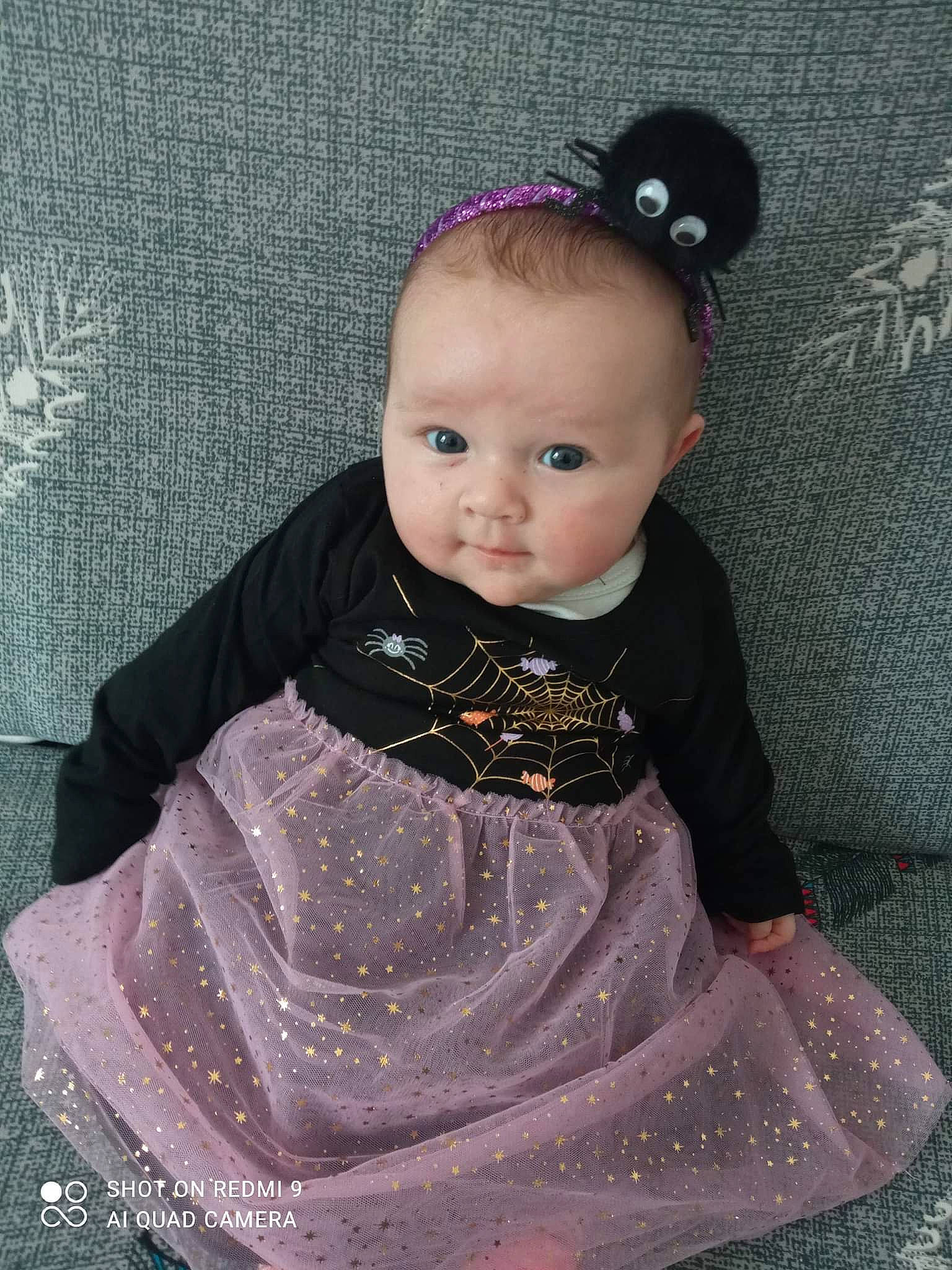 Zoé a rejoint le concours — aidez-le/la à gagner de superbes lots ! baby, baby_toddler_clothing, cheek, child, costume, costume_hat, dress, embellishment, eyebrow, fashion_accessory, fashion_design, flash_photography, iris, magenta, outerwear, pattern, person, pink, product, sleeve