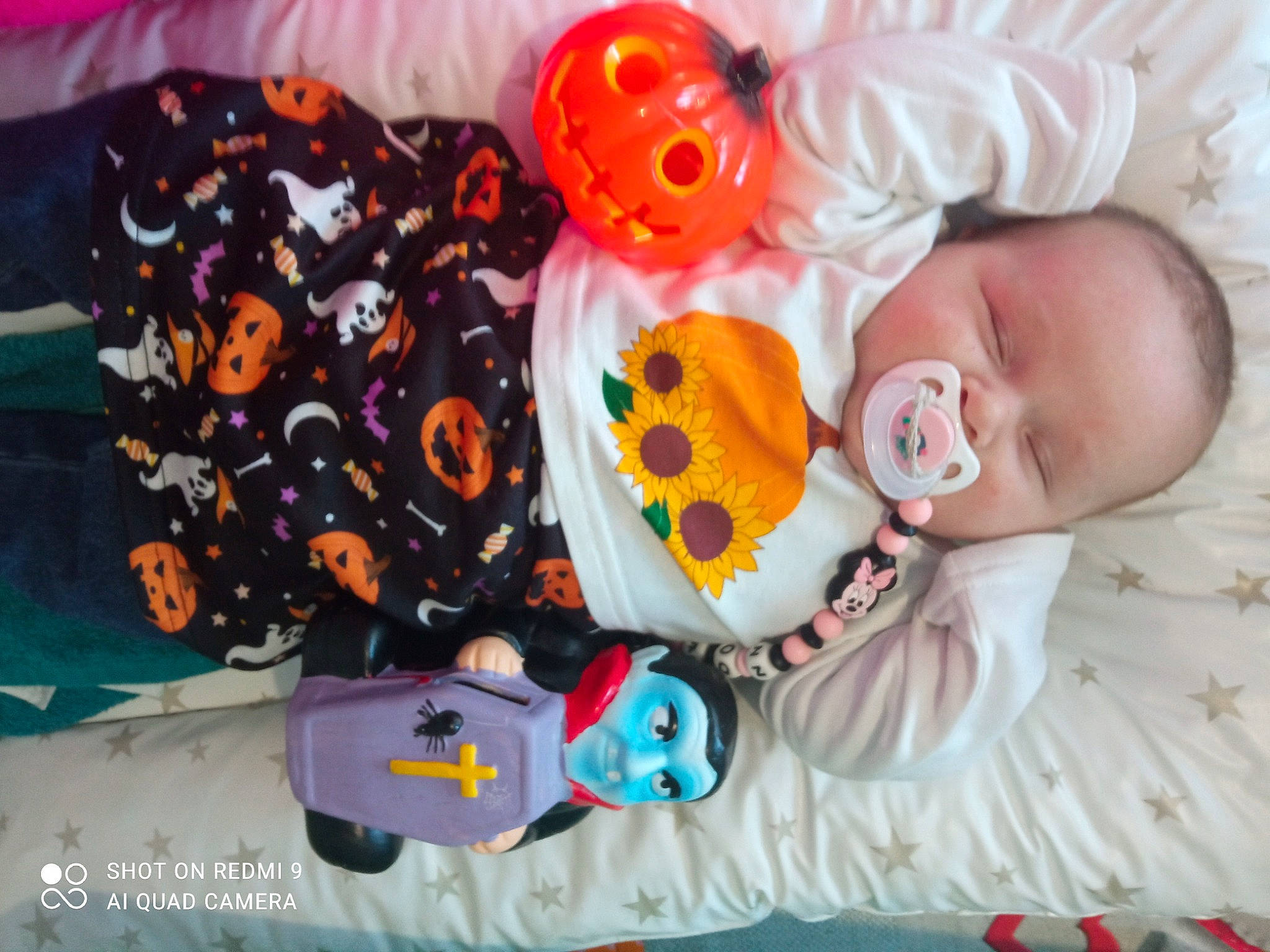 Zoé a rejoint le concours — aidez-le/la à gagner de superbes lots ! art, baby, baby_products, baby_sleeping, baby_toddler_clothing, baby_toys, button, child, comfort, linens, orange, pattern, person, room, sweetness, textile, toddler, toy