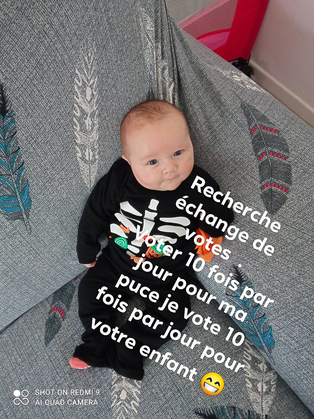Zoé a rejoint le concours — aidez-le/la à gagner de superbes lots ! baby, baby_products, baby_toddler_clothing, child, comfort, couch, floor, flooring, font, linens, mammal, outerwear, pattern, person, photo_caption, product, room, sitting, sleeve, t_shirt