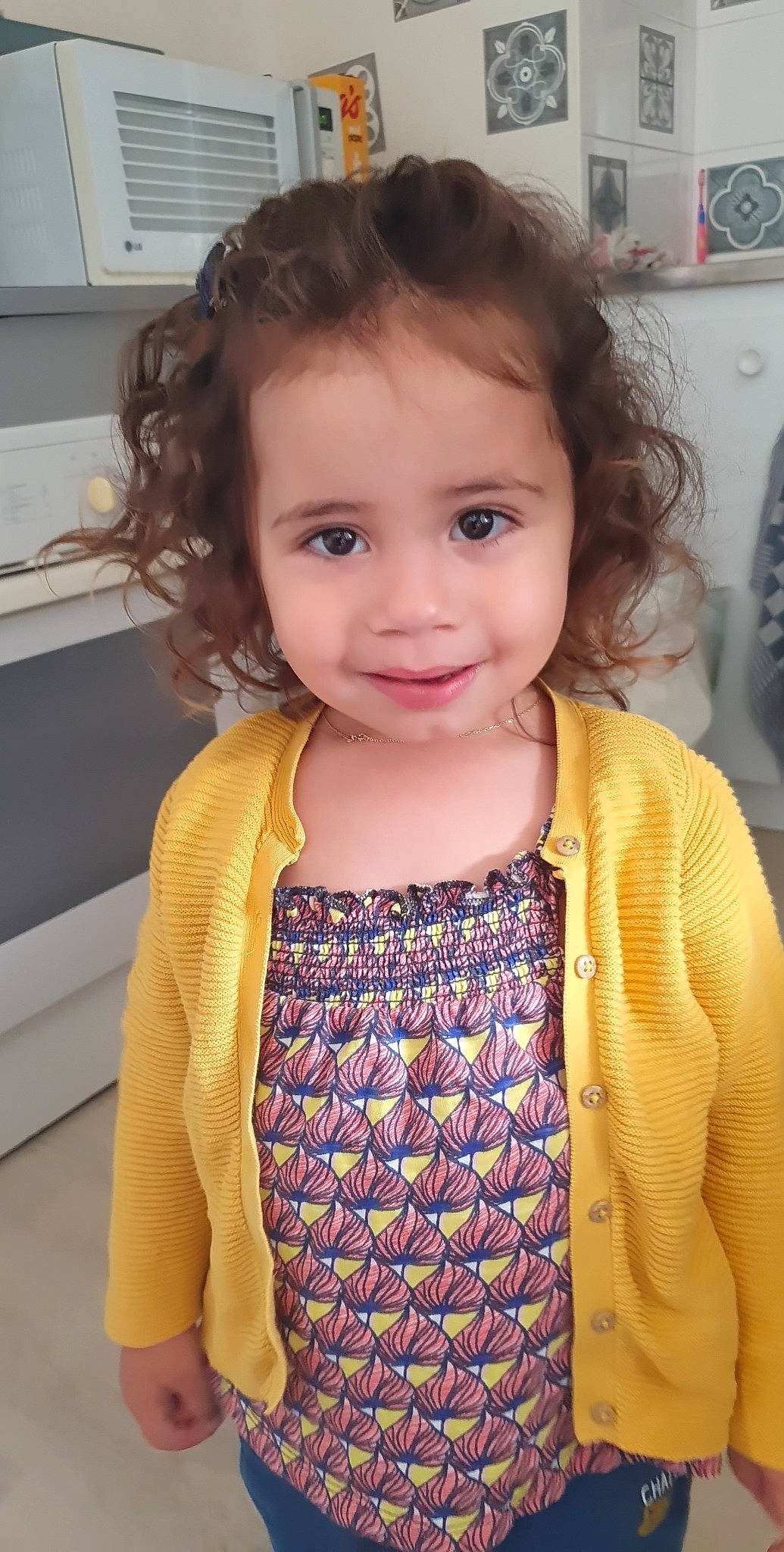 Maïna a rejoint le concours — aidez-le/la à gagner de superbes lots ! baby_toddler_clothing, cheek, eye, eyebrow, eyelash, forehead, hair, hairstyle, head, iris, joy, lip, neck, nose, organ, person, shoulder, skin, sleeve, smile