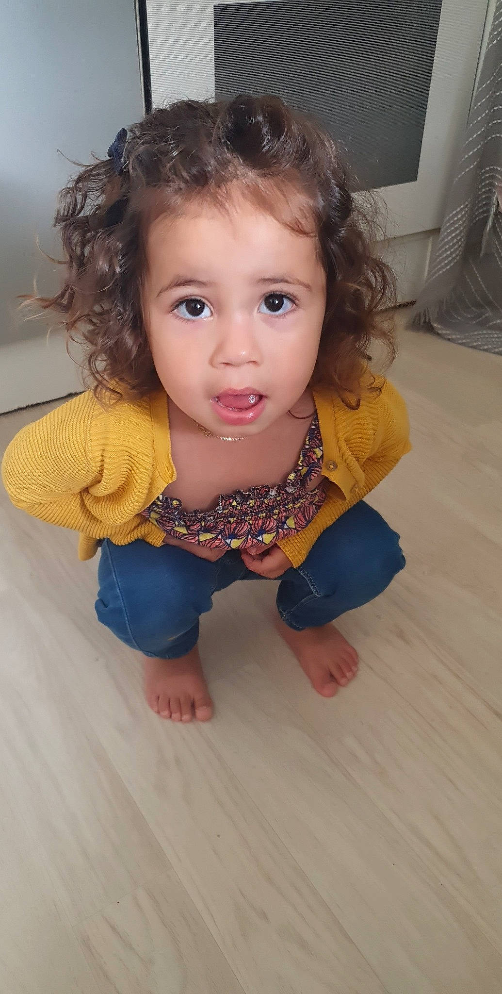 Maïna participe au concours pour gagner de l'argent avec cette photo : arm, baby_toddler_clothing, cheek, eye, face, finger, floor, gesture, hair, hand, happy, head, human_body, lip, mouth, neck, nose, person, skin, sleeve
