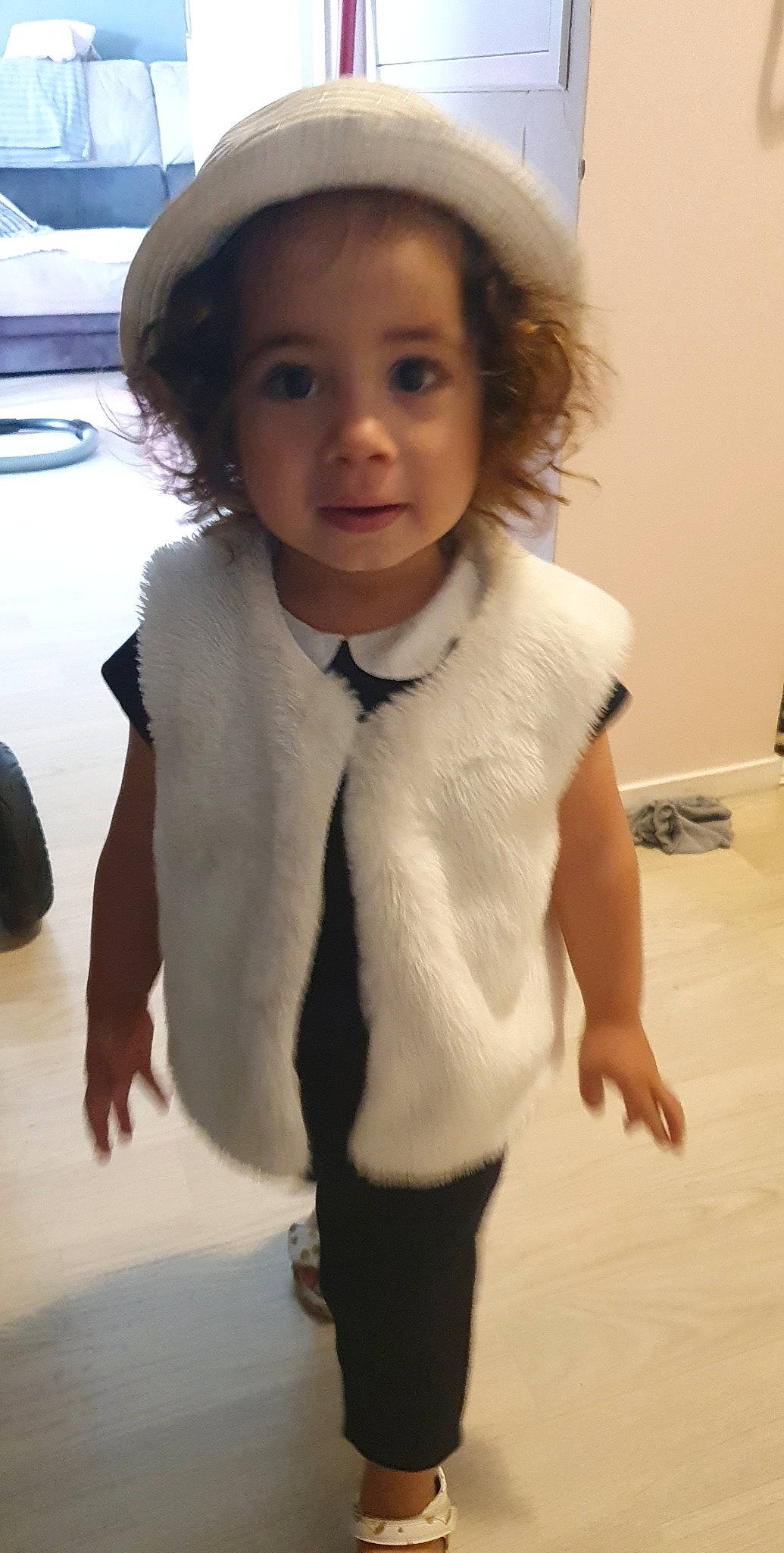 Maïna a rejoint le concours — aidez-le/la à gagner de superbes lots ! cap, dress, dress_shirt, eye, face, gesture, hairstyle, happy, hat, head, headgear, iris, joint, lip, organ, person, skin, sleeve, standing, tie