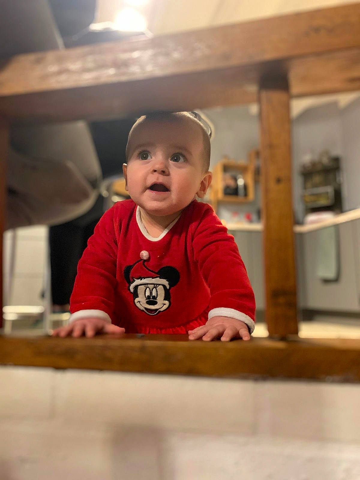 Charlie participe au concours pour gagner de l'argent avec cette photo : baby, baby_toddler_clothing, cap, child, flooring, fun, happy, hardwood, laugh, long_sleeved_t_shirt, metal, person, room, shirt, sitting, sleeve, smile, sportswear, surprise, t_shirt