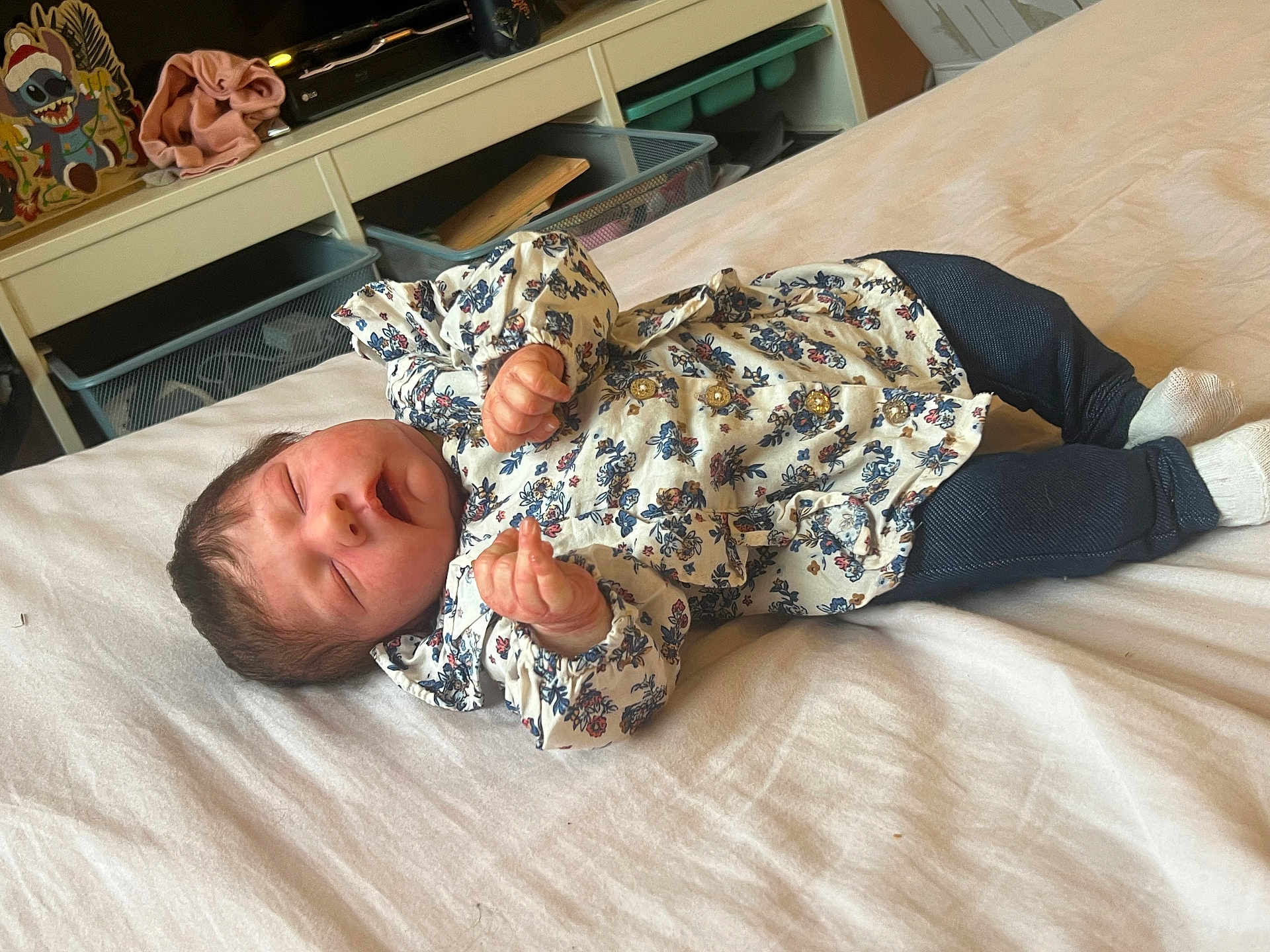 Lison participe au concours pour gagner de l'argent avec cette photo : baby, sleeping, bed, clothing, floral, pants, socks, face, hand, indoor, room, storage, toy, blanket, furniture, person, infant, cute, rest, peaceful