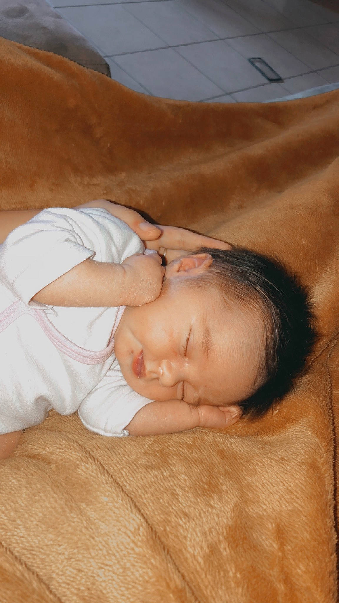 Téana a rejoint le concours — aidez-le/la à gagner de superbes lots ! baby, baby_sleeping, baby_toddler_clothing, bedtime, cheek, child, comfort, flesh, flooring, hardwood, linens, nap, pattern, person, portrait_photography, room, skin, sleep, thumb, toddler