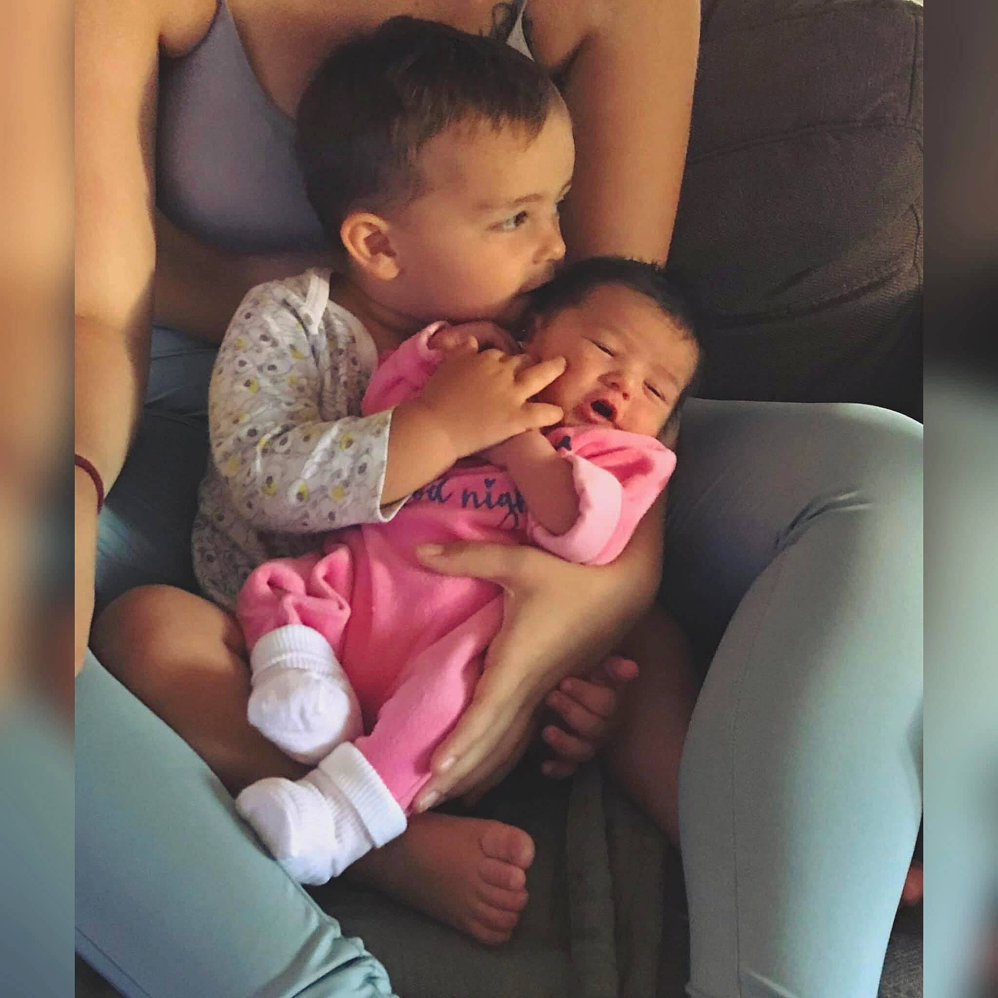 Téana a rejoint le concours — aidez-le/la à gagner de superbes lots ! abdomen, baby, cheek, chest, child, comfort, eyebrow, finger, gesture, happy, iris, joint, lap, leg, mouth, neck, person, skin, thigh, toddler