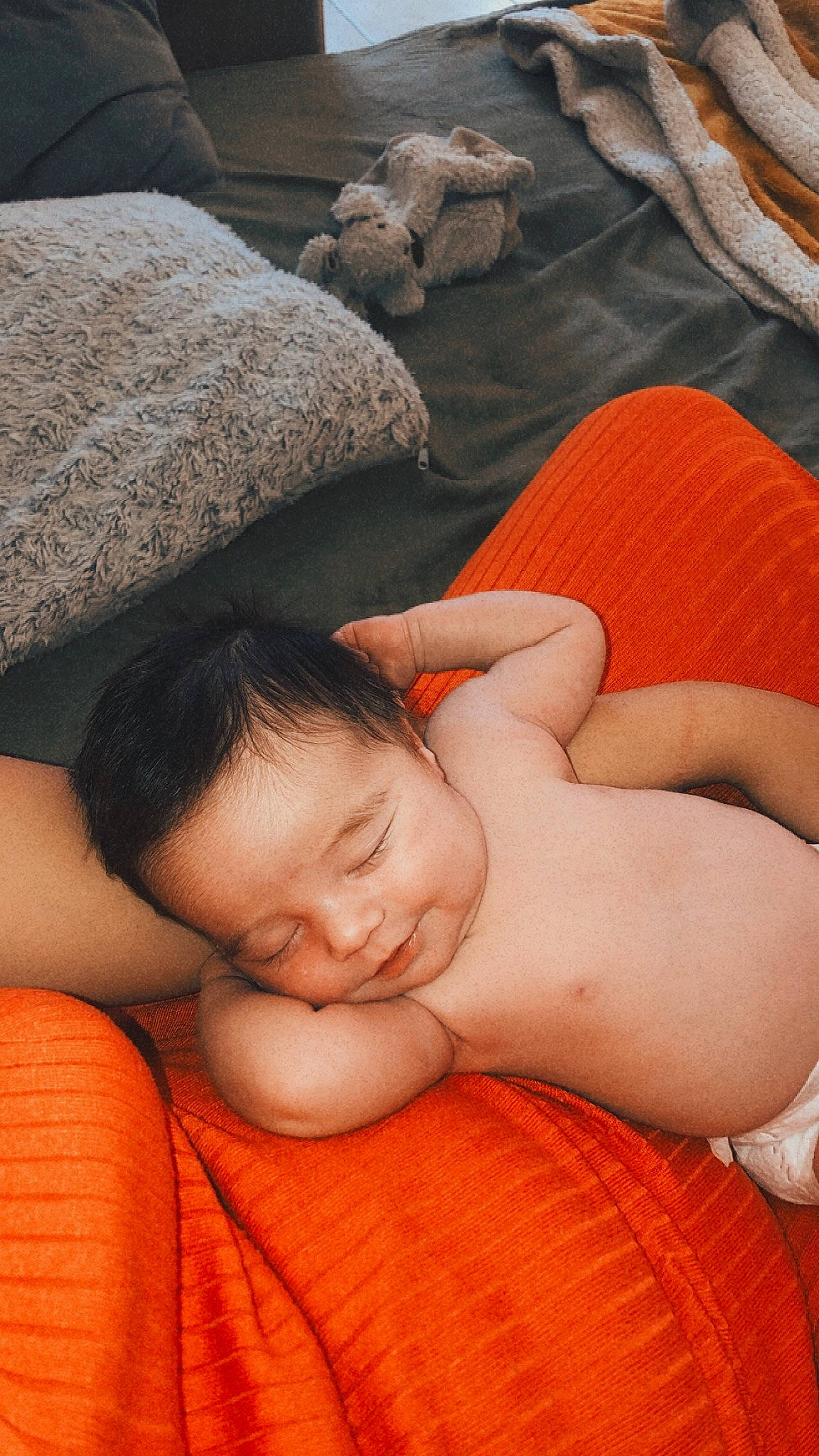 Téana participe au concours pour gagner de l'argent avec cette photo : cheek, comfort, eye, eyebrow, finger, hair, hand, head, human, human_body, joint, leg, lip, mouth, muscle, neck, orange, person, skin, stomach