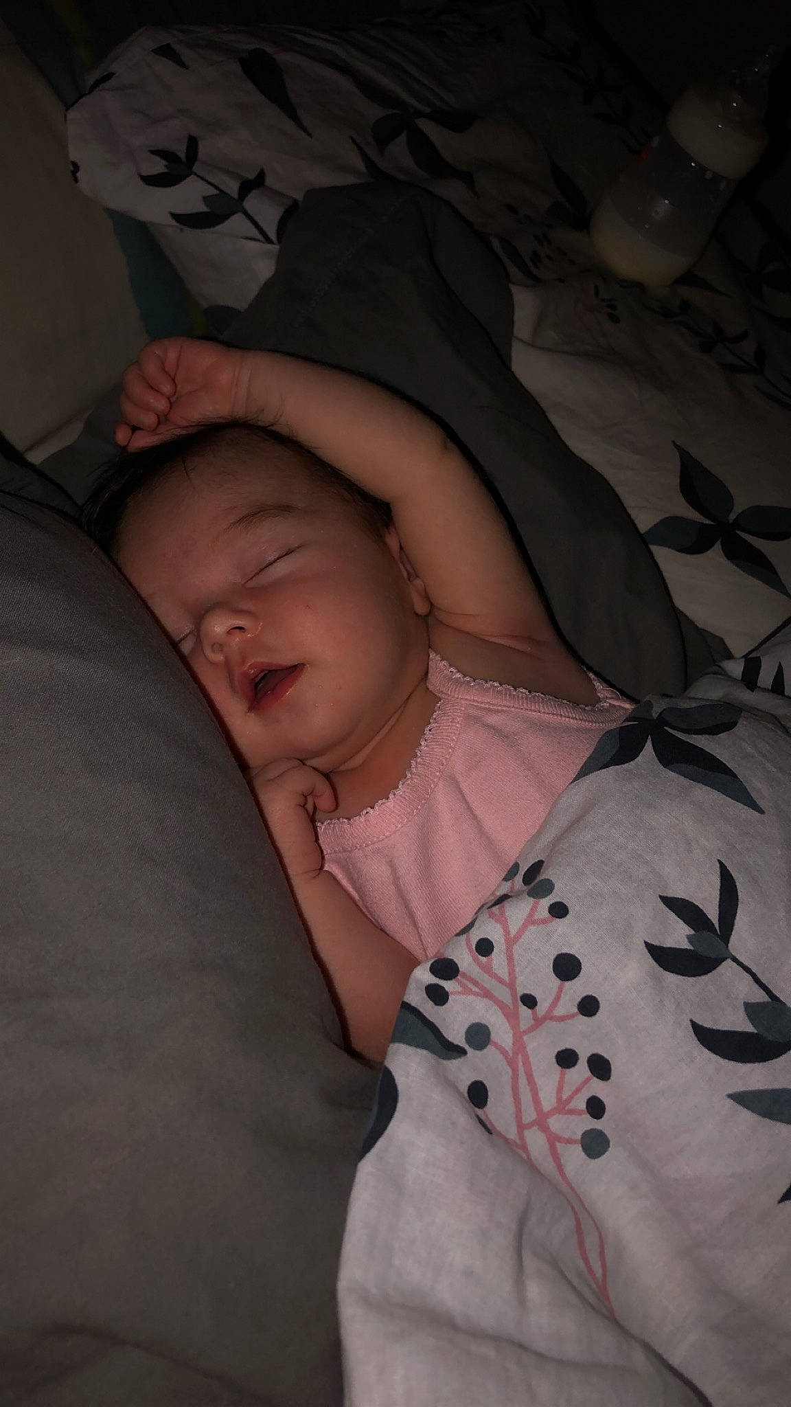 Téana participe au concours pour gagner de l'argent avec cette photo : arm, baby, bed, brown, cheek, child, comfort, darkness, event, eye, face, finger, flash_photography, hand, head, linens, mouth, person, skin, sleeve