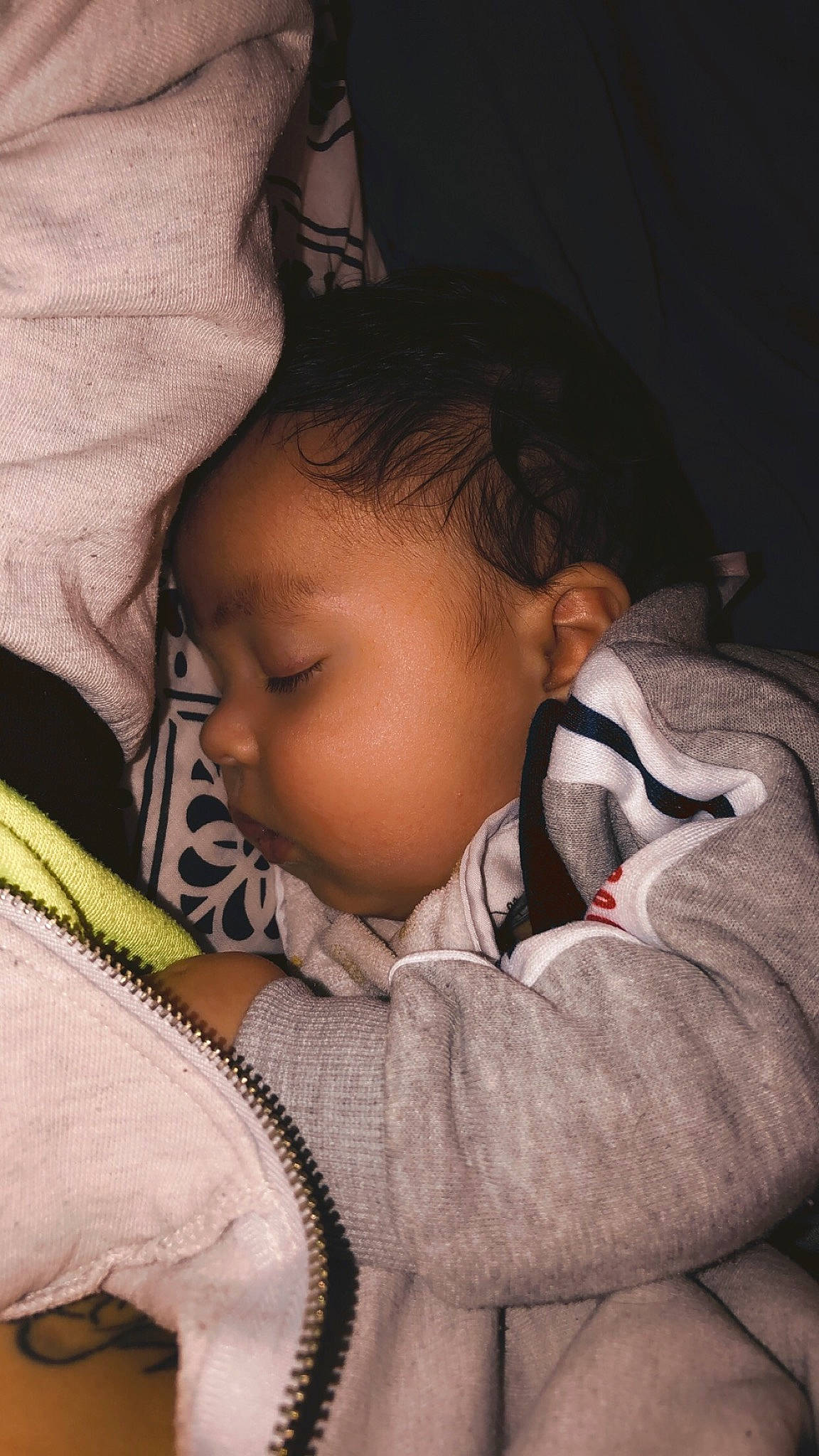 Natéo a rejoint le concours — aidez-le/la à gagner de superbes lots ! baby, baby_toddler_clothing, cheek, child, chin, comfort, cool, eye, eyebrow, facial_expression, finger, flash_photography, hairstyle, happy, iris, lip, mouth, nose, person, skin