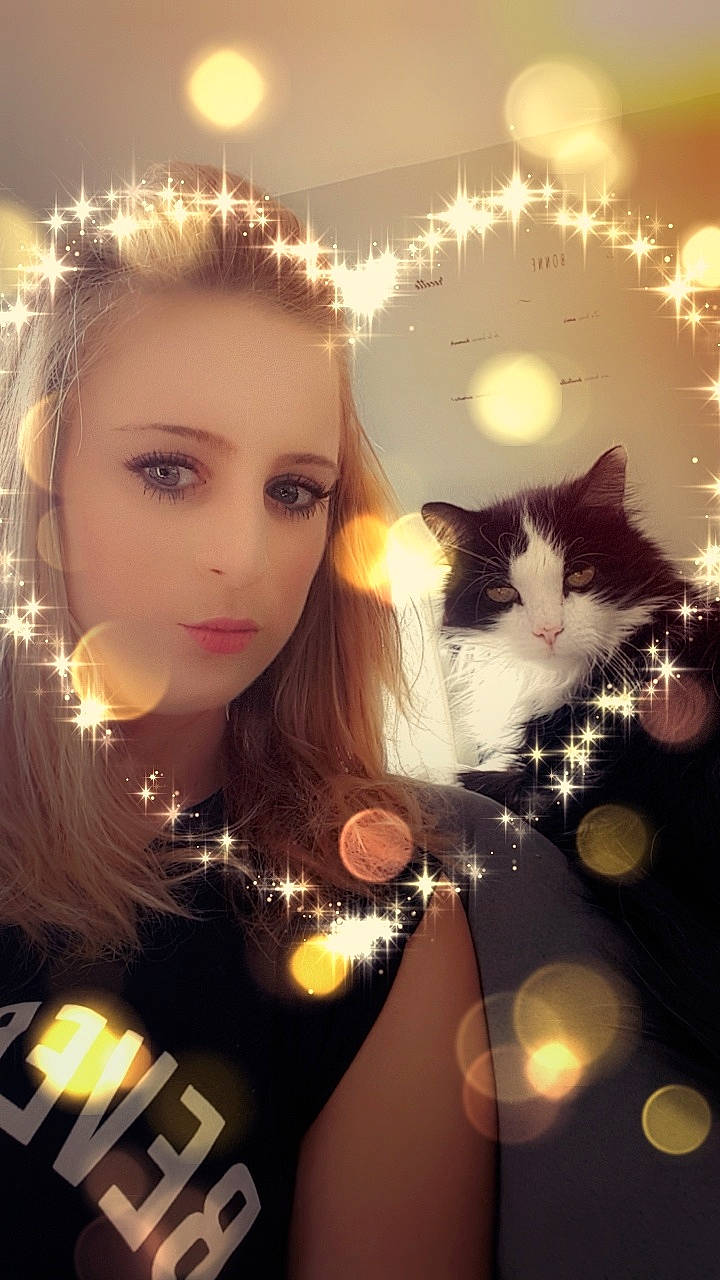 Chippeur a rejoint le concours — aidez-le/la à gagner de superbes lots ! beauty, black_hair, blond, brown_hair, cat, cheek, eye, felidae, hair, light, lip, long_hair, nose, organ, photography, selfie, skin, sky, small_to_medium_sized_cats, whiskers