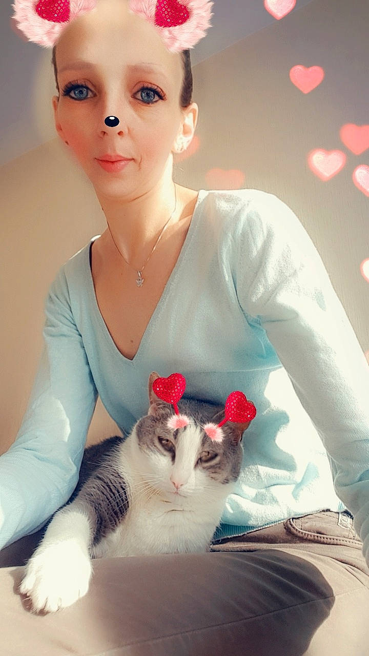 Frippon a rejoint le concours — aidez-le/la à gagner de superbes lots ! arm, cat, dress, ear, eye, eyebrow, eyelash, facial_expression, flash_photography, hand, head, human_body, lip, neck, organ, photograph, plant, shoulder, skin, white