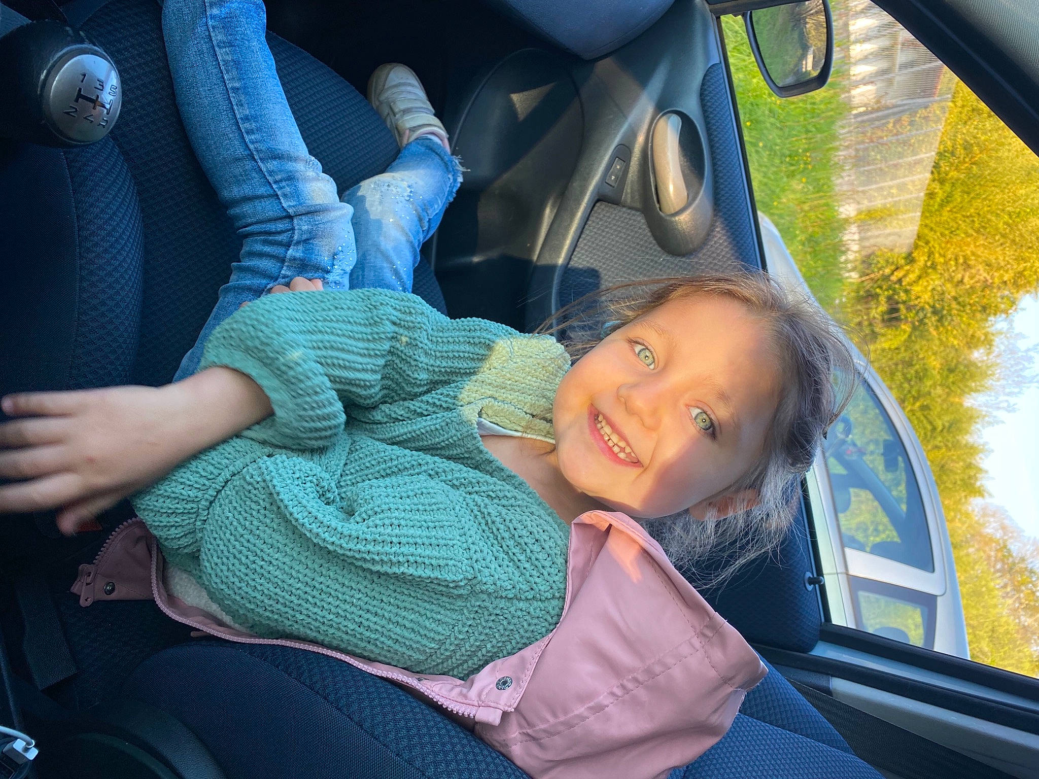 Ina a rejoint le concours — aidez-le/la à gagner de superbes lots ! auto_part, automotive_design, automotive_exterior, automotive_mirror, car, car_seat, car_seat_cover, comfort, electric_blue, gesture, head_restraint, joy, mode_of_transport, motor_vehicle, person, seat_belt, smile, steering_part, steering_wheel, toddler